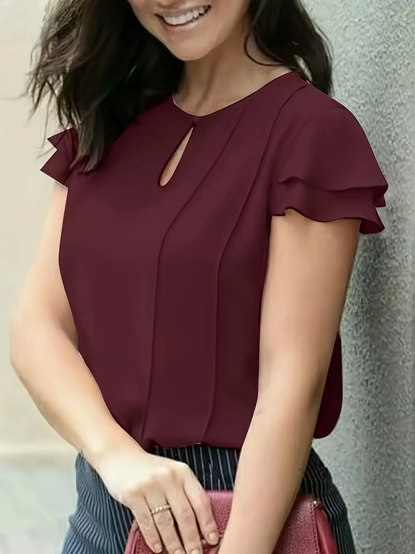 Blouse élégante à manches courtes volantées pour femme, style bureau et sorties - Image 3