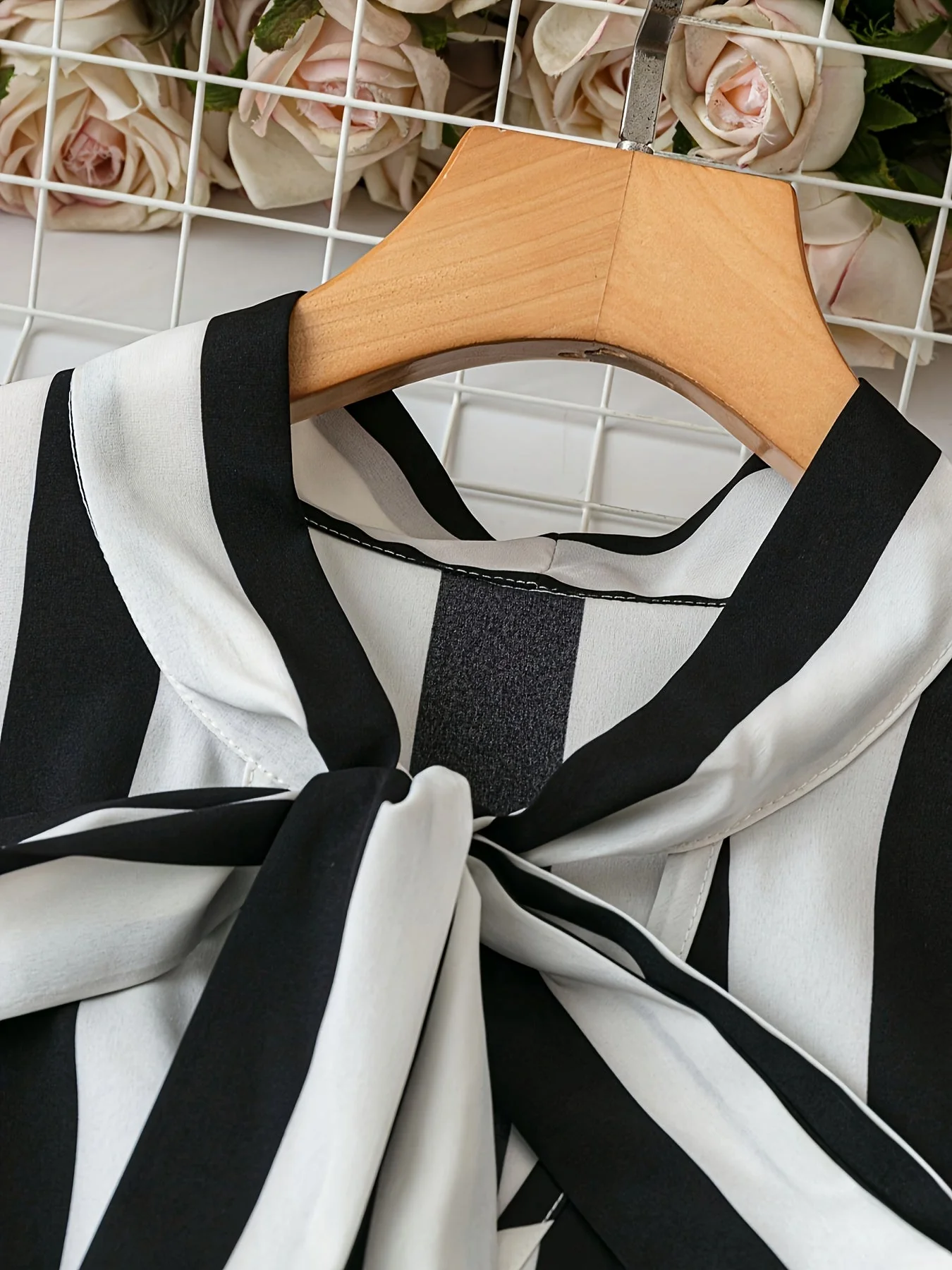 Blouse élégante à rayures pour femme avec col lavallière et manches volantées - Style chic pour bureau ou sorties - Image 4