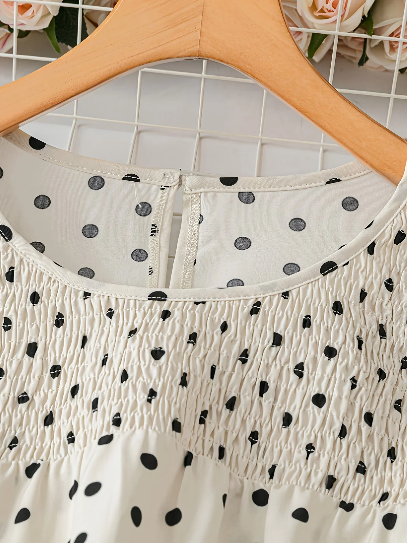 Blouse féminine à pois style élégant avec manches courtes et col rond pour été - Image 5