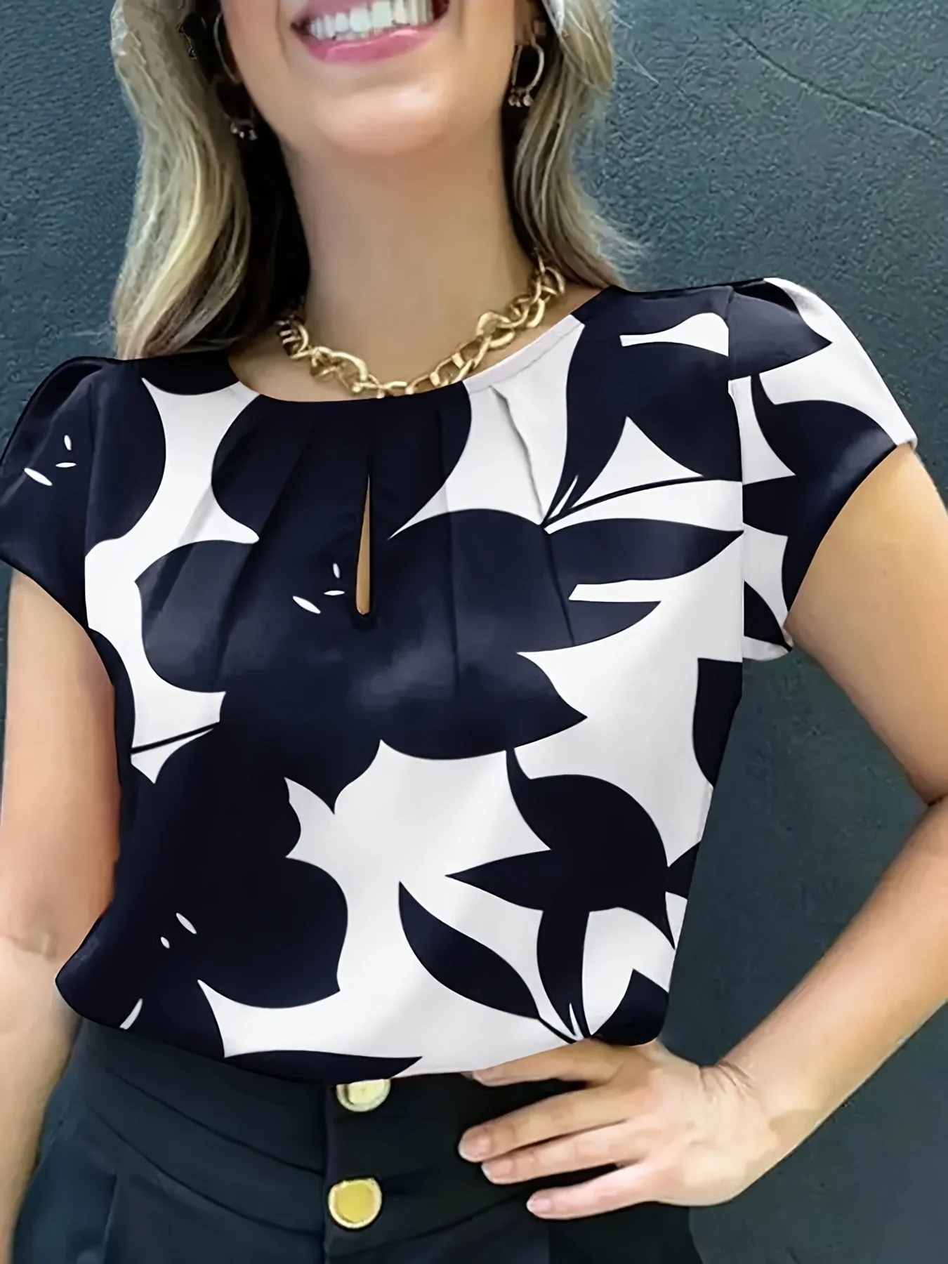 Blouse femme élégante à imprimé abstrait manches courtes style chic pour bureau et sorties - Image 2
