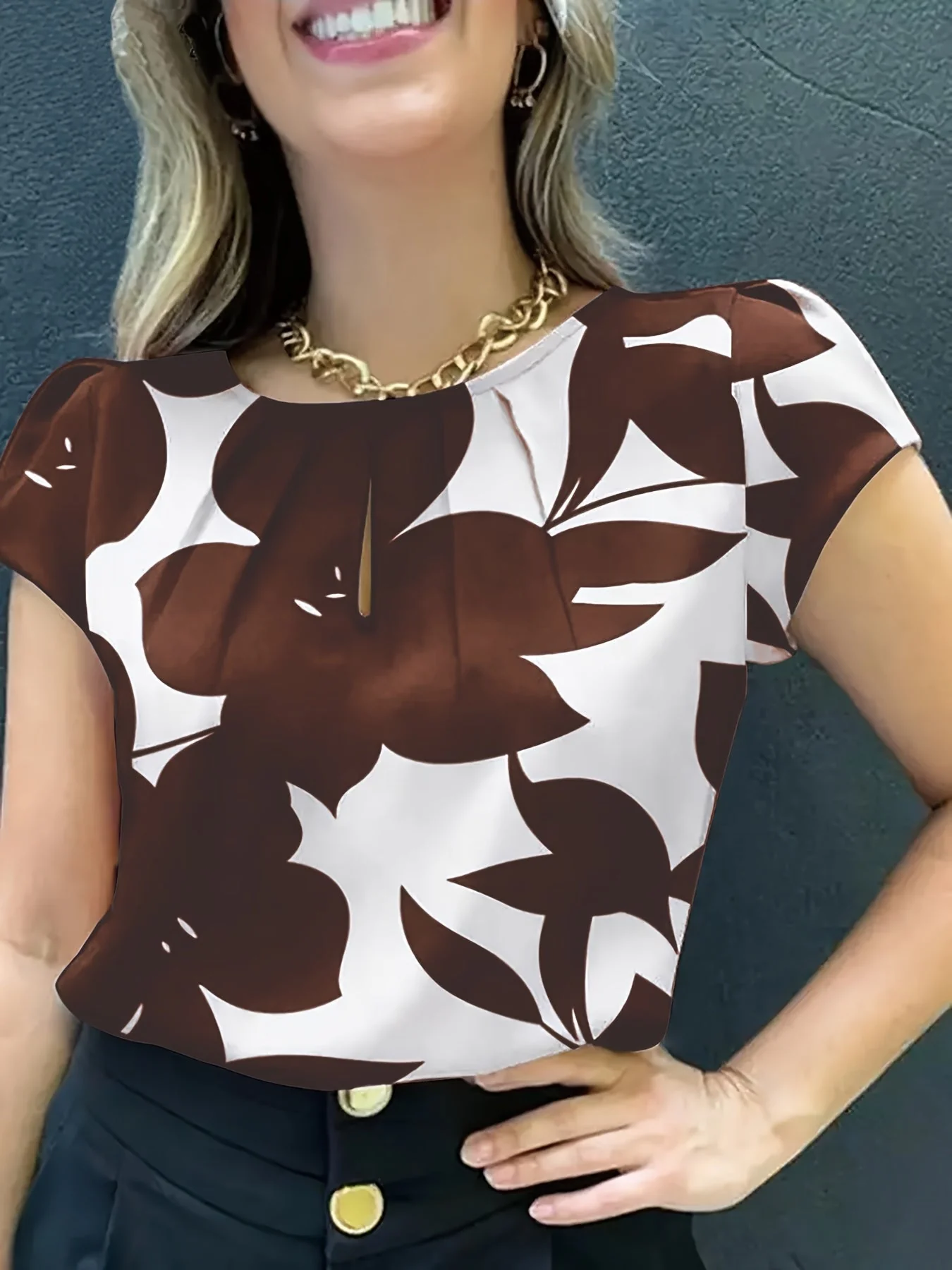 Blouse femme élégante à imprimé abstrait manches courtes style chic pour bureau et sorties - Image 7