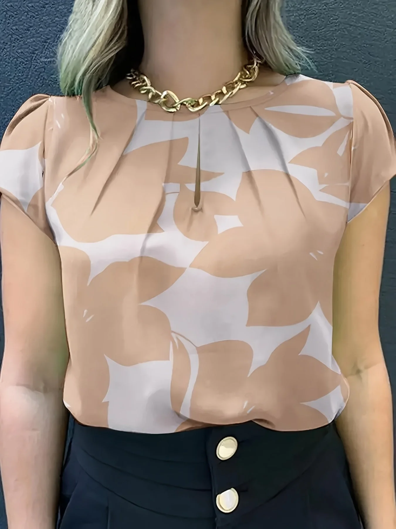 Blouse femme élégante à imprimé abstrait manches courtes style chic pour bureau et sorties - Image 9