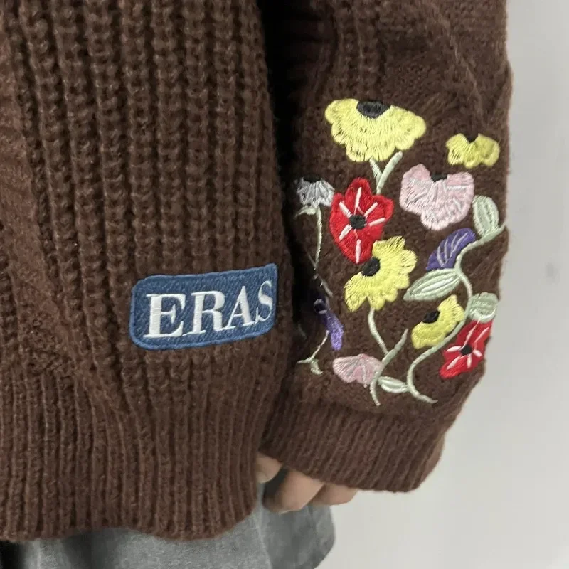 Cardigan femme oversize style universitaire avec broderies florales et boutons – Look décontracté chic - Image 2