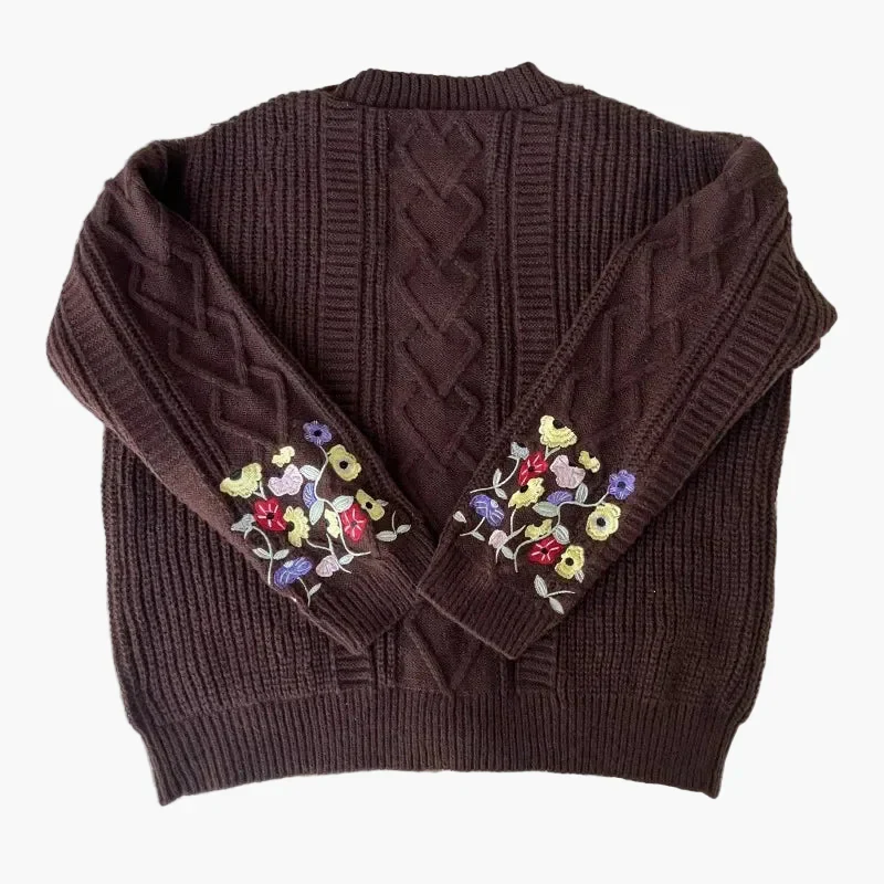 Cardigan femme oversize style universitaire avec broderies florales et boutons – Look décontracté chic - Image 3