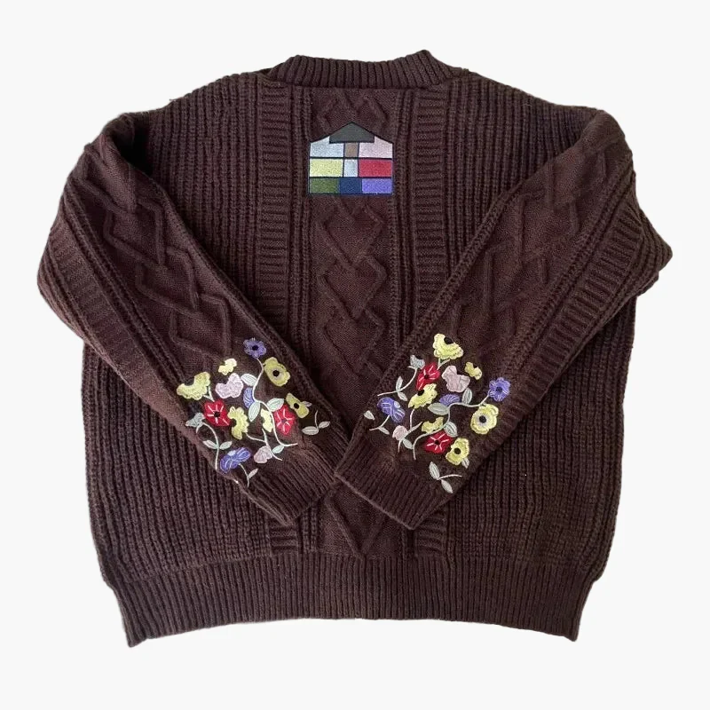 Cardigan femme oversize style universitaire avec broderies florales et boutons – Look décontracté chic - Image 4