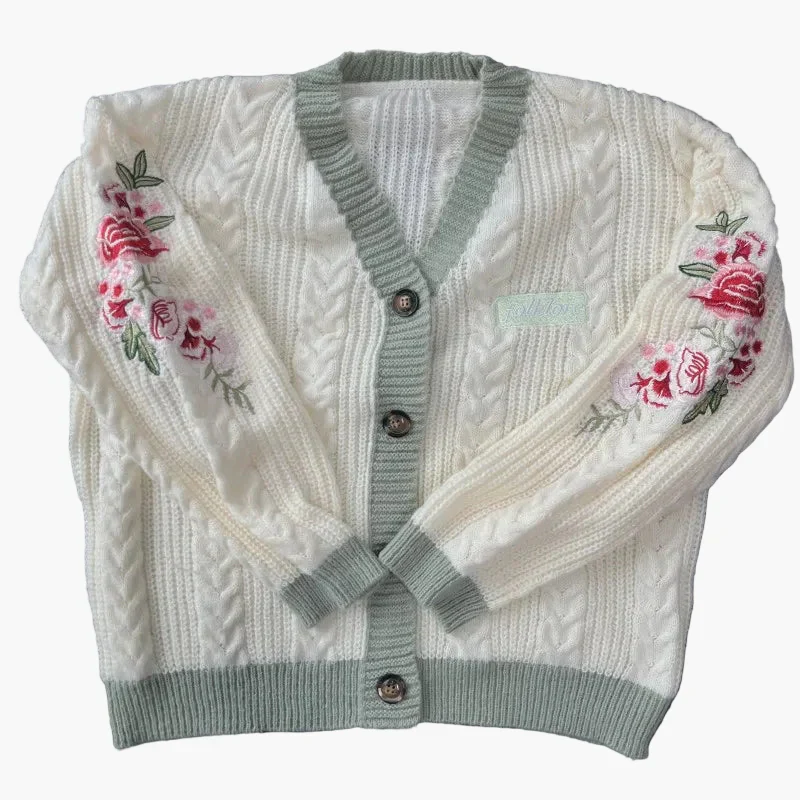 Cardigan femme oversize style universitaire avec broderies florales et boutons – Look décontracté chic - Image 6