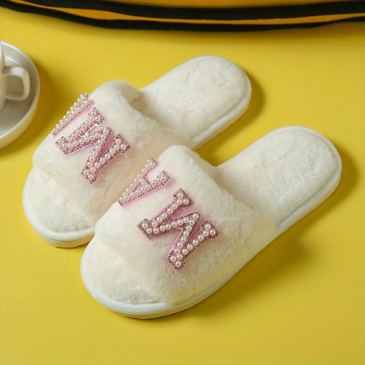Chaussons Femme Style Douillet avec Broderie 'MA' pour Maman - Tendance et Confort Maison - Image 12