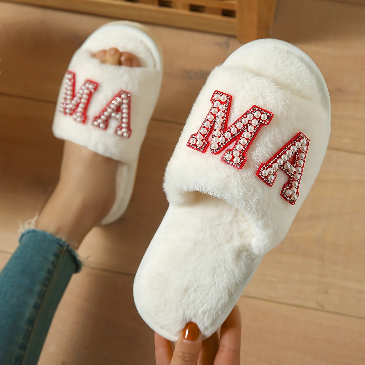 Chaussons Femme Style Douillet avec Broderie 'MA' pour Maman - Tendance et Confort Maison - Image 4