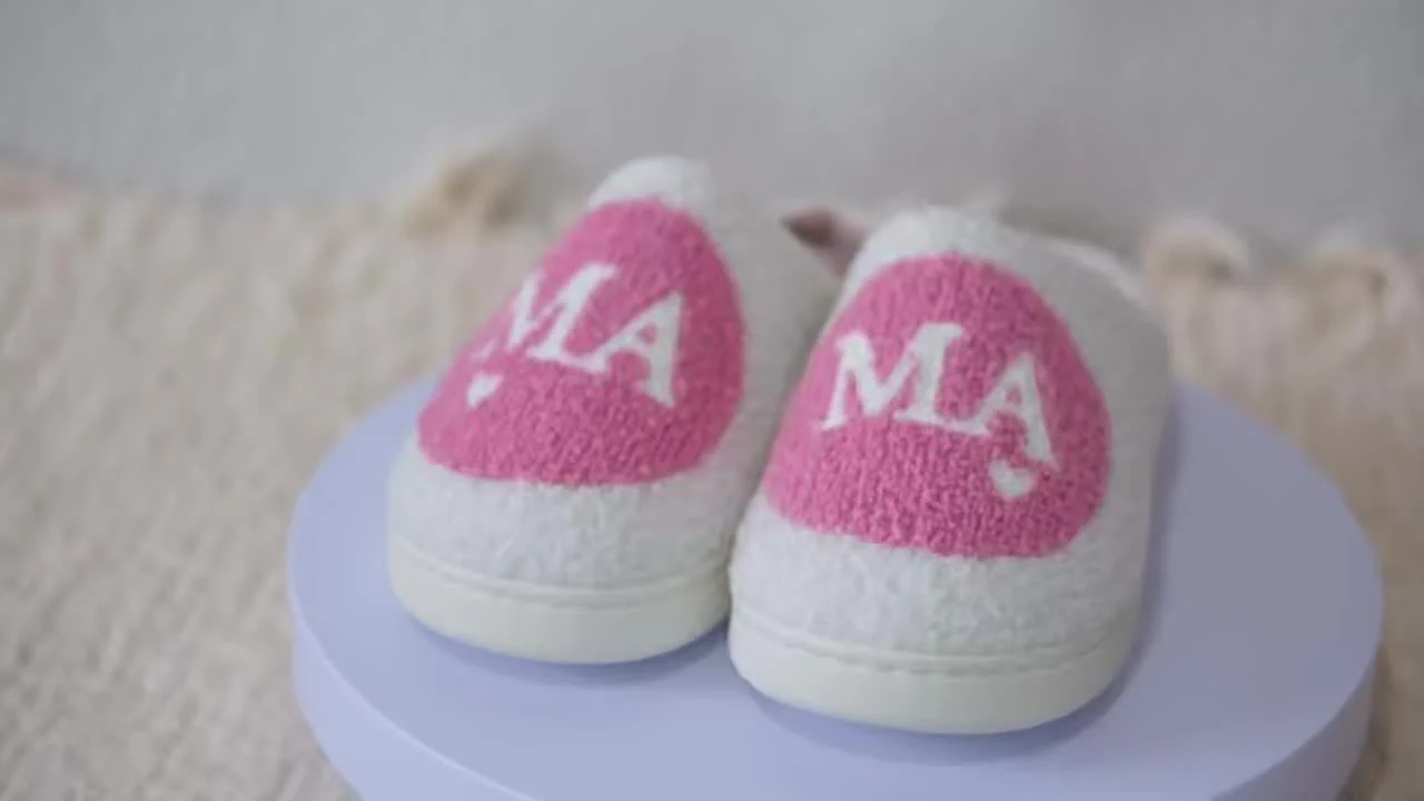 Chaussons d'intérieur femme style cocooning motif MAMAN pour détente maison - Image 7