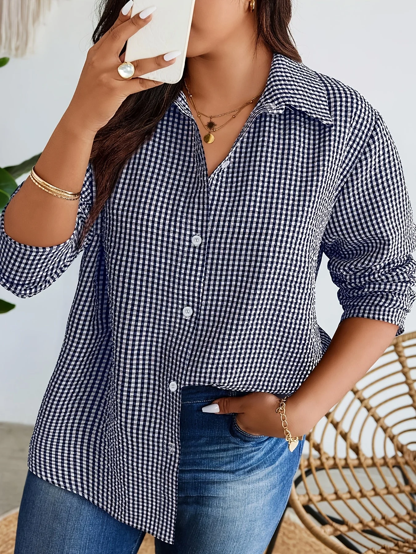 Chemise décontractée à carreaux pour femme style moderne, idéale pour le quotidien ou le travail - Image 2