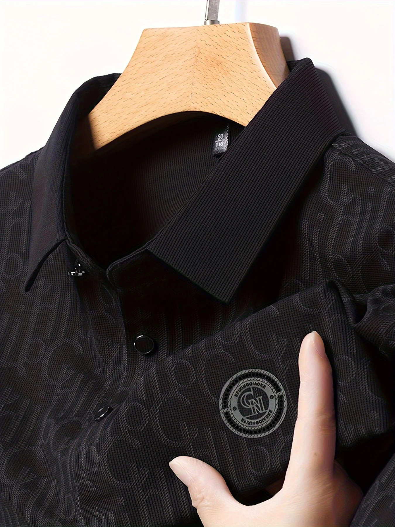 Chemise décontractée à col classique pour homme – Style moderne avec motif alphabétique - Image 2