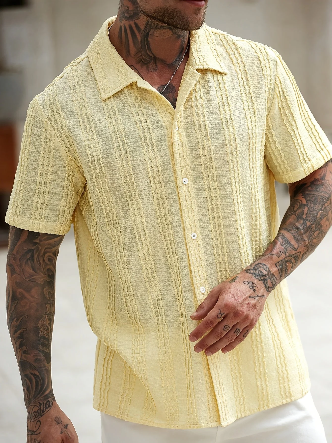 Chemise décontractée à rayures ondulées pour homme – Style estival tendance, idéale pour les sorties et les week-ends - Image 2