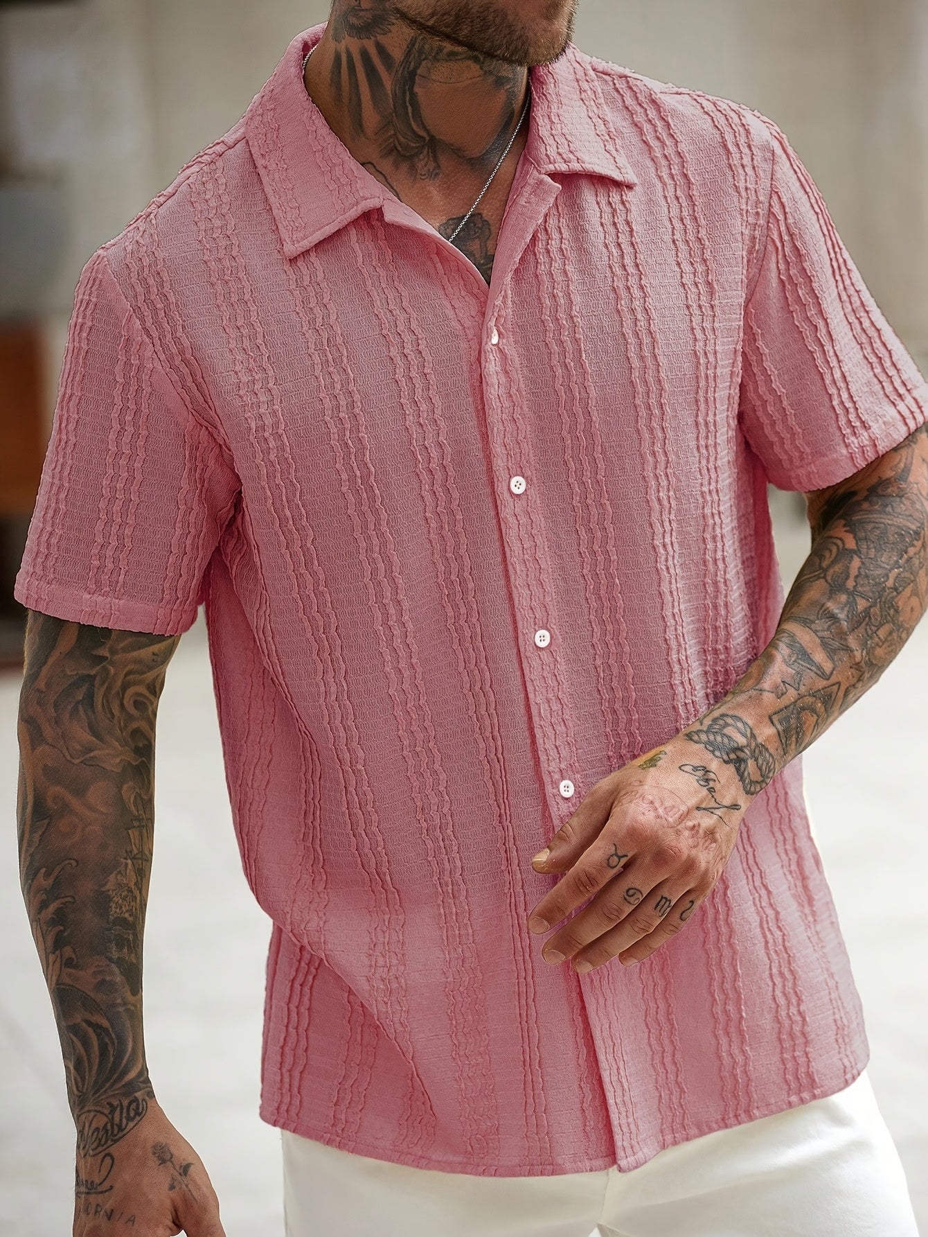 Chemise décontractée à rayures ondulées pour homme – Style estival tendance, idéale pour les sorties et les week-ends - Image 4