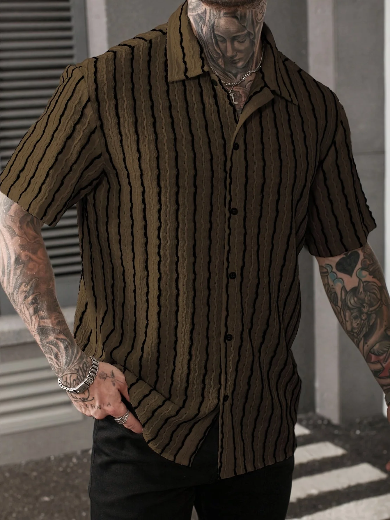 Chemise décontractée à rayures ondulées pour homme – Style estival tendance, idéale pour les sorties et les week-ends - Image 5