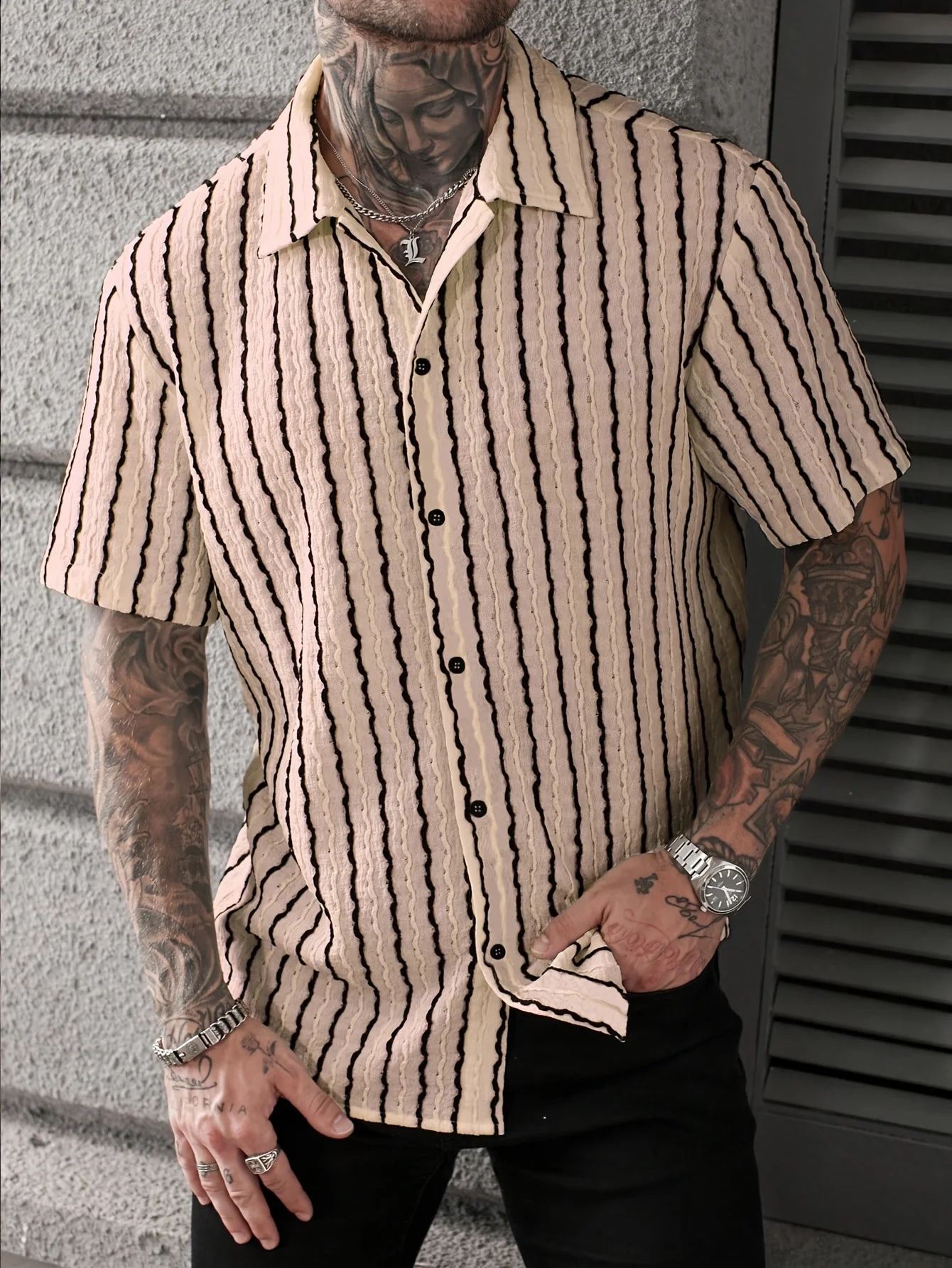 Chemise décontractée à rayures ondulées pour homme – Style estival tendance, idéale pour les sorties et les week-ends - Image 7