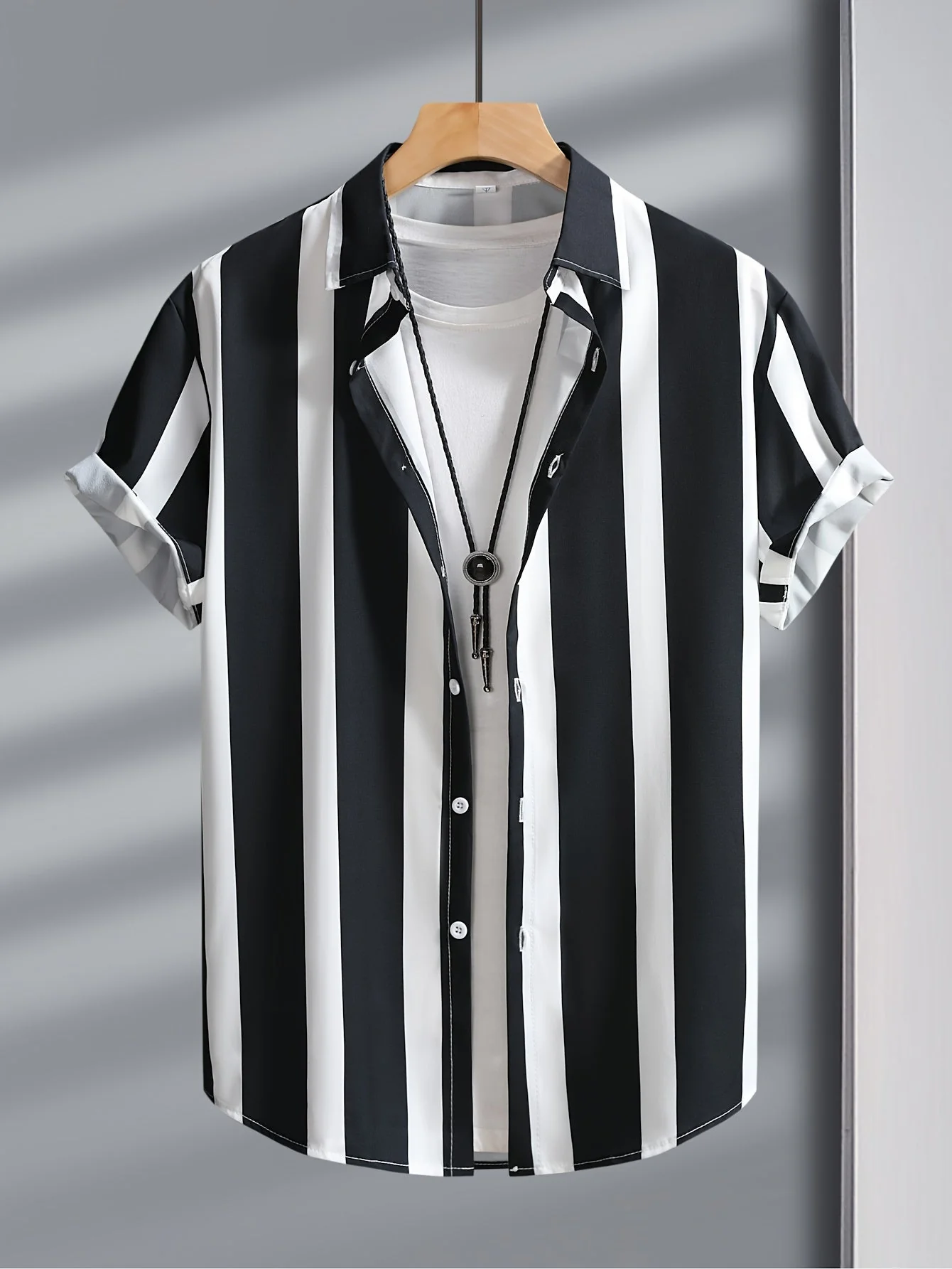 Chemise à Rayures Verticales Style Urbain pour Homme - Look Décontracté et Tendance - Image 4