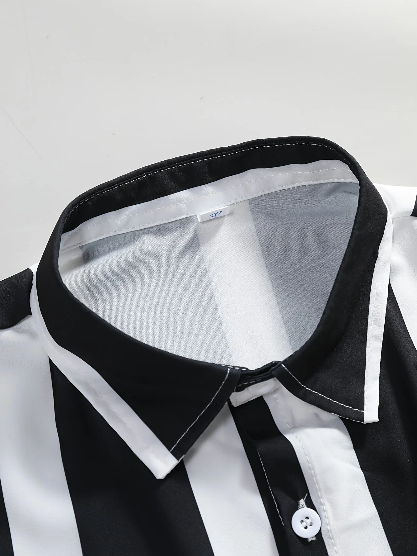 Chemise à Rayures Verticales Style Urbain pour Homme - Look Décontracté et Tendance - Image 6
