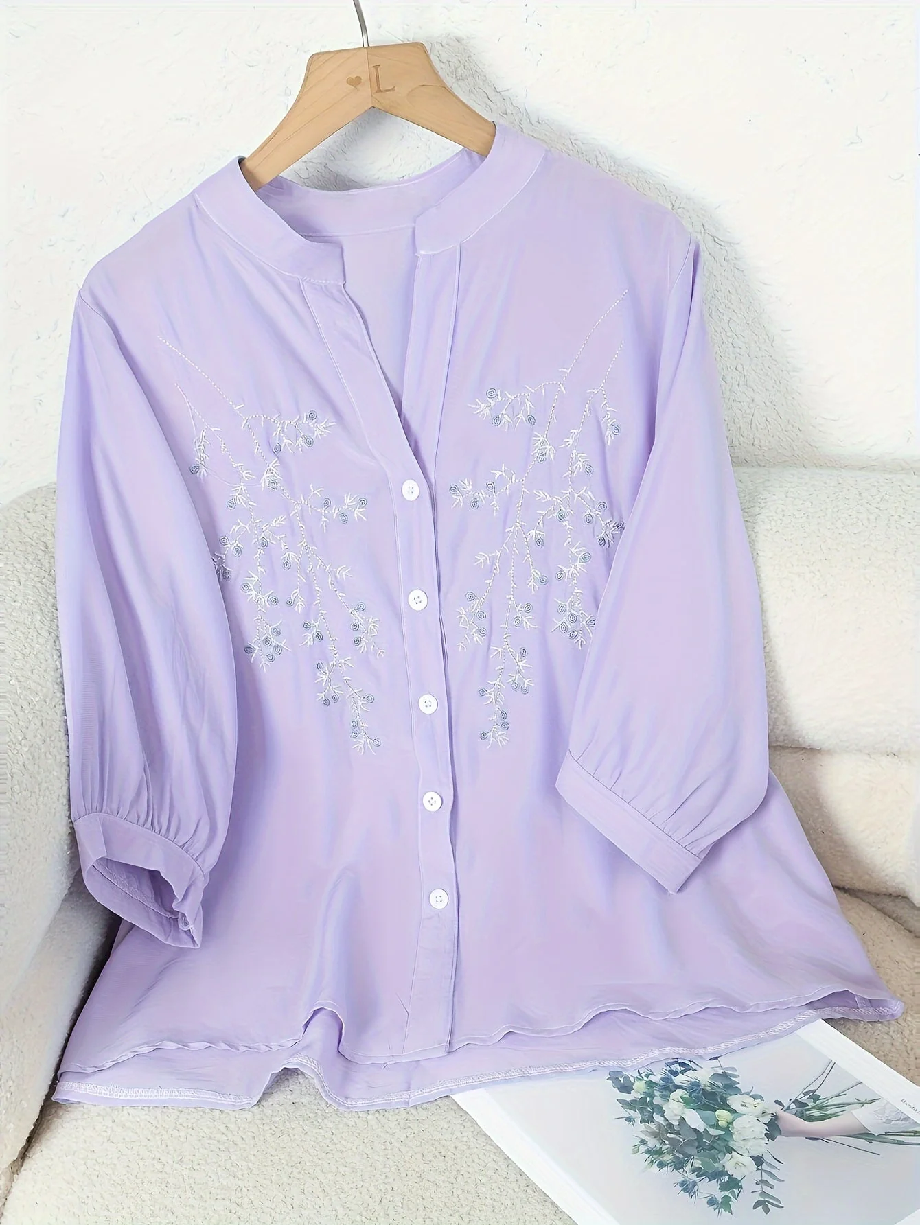 Chemisier femme élégant à broderie florale style estival pour bureau ou sortie - Image 3