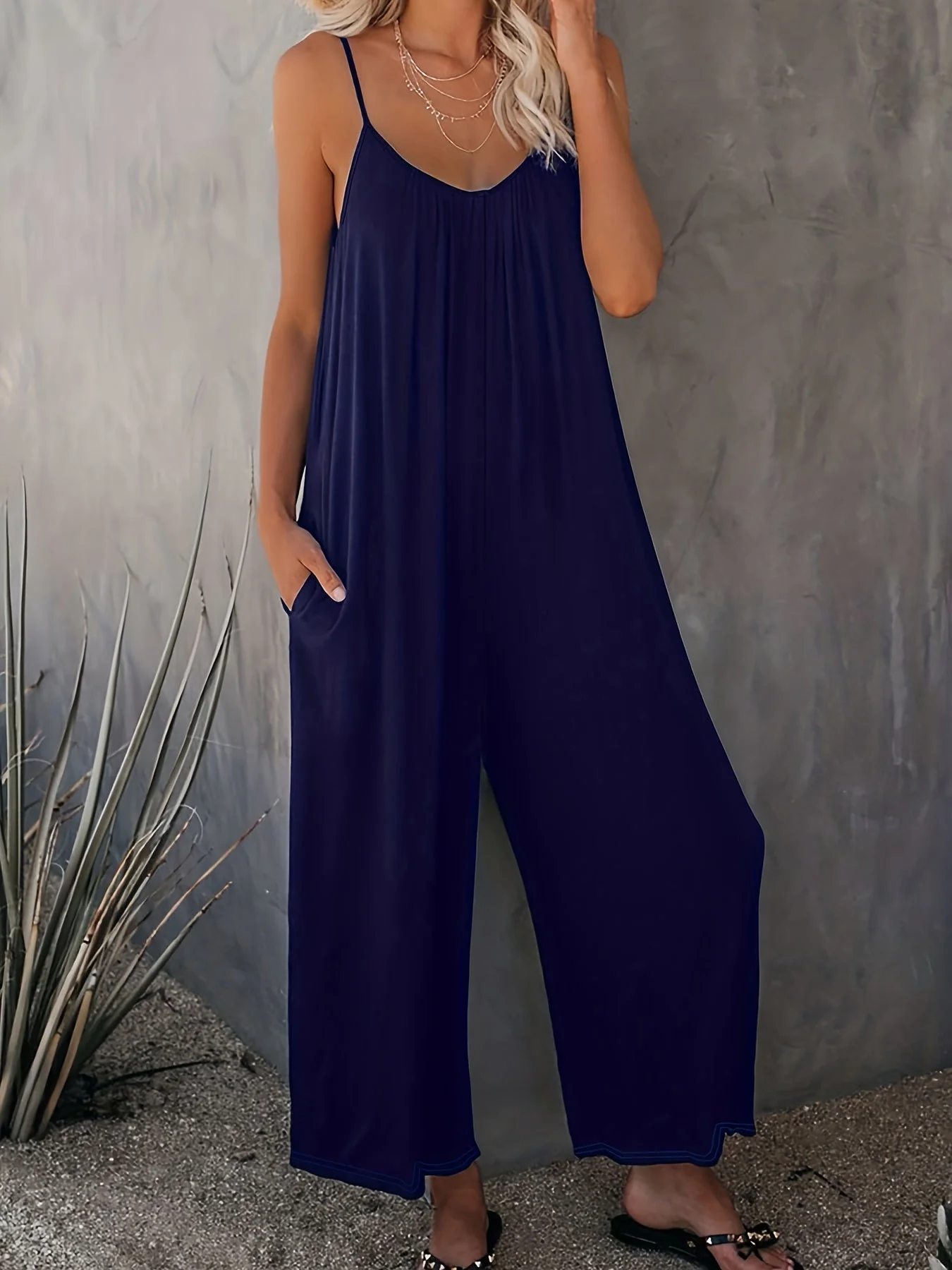 Combinaison ample décontractée femme style été à bretelles fines et poches – Look chic et confortable pour vacances ou ville - Image 11