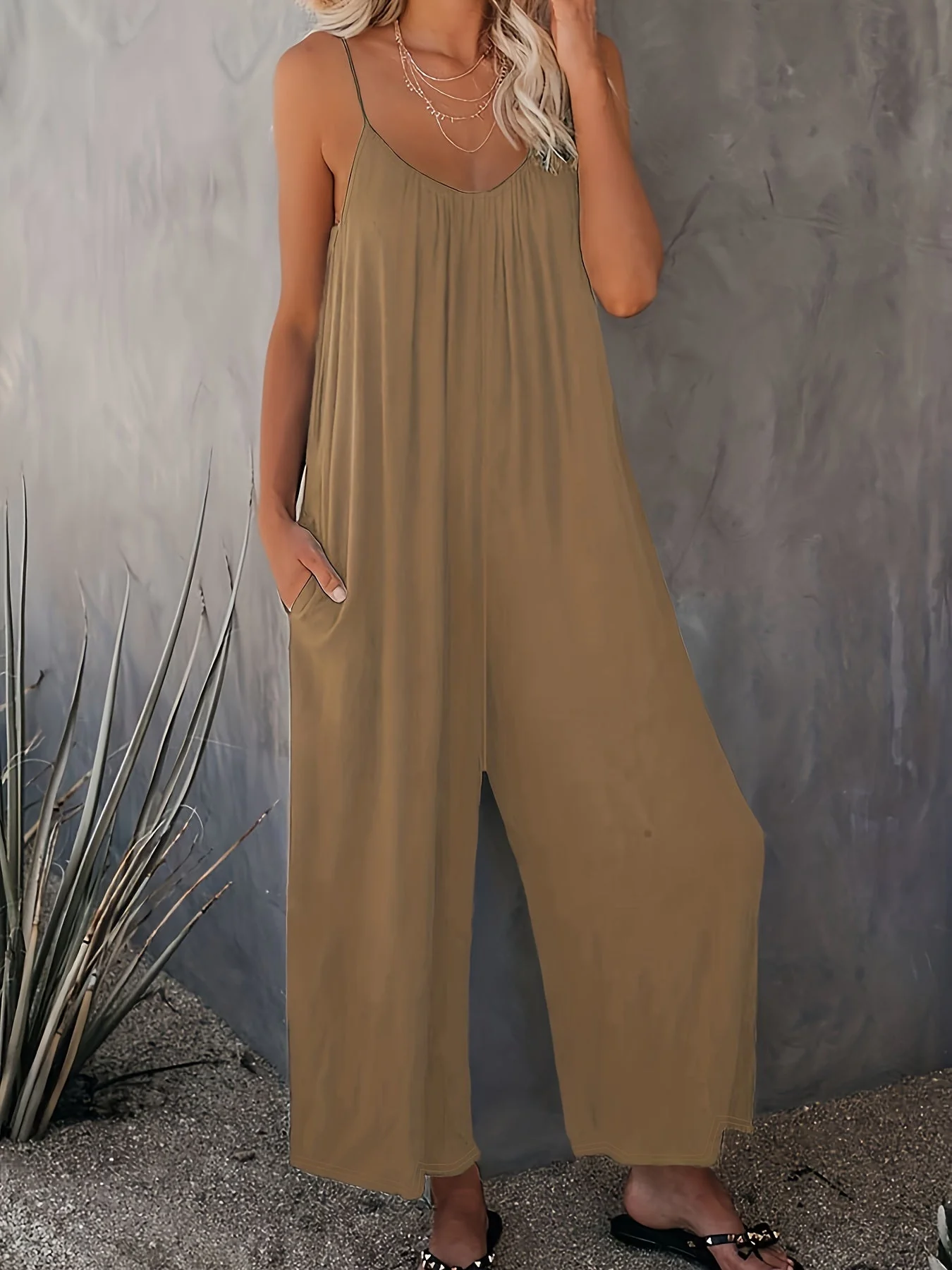 Combinaison ample décontractée femme style été à bretelles fines et poches – Look chic et confortable pour vacances ou ville - Image 6