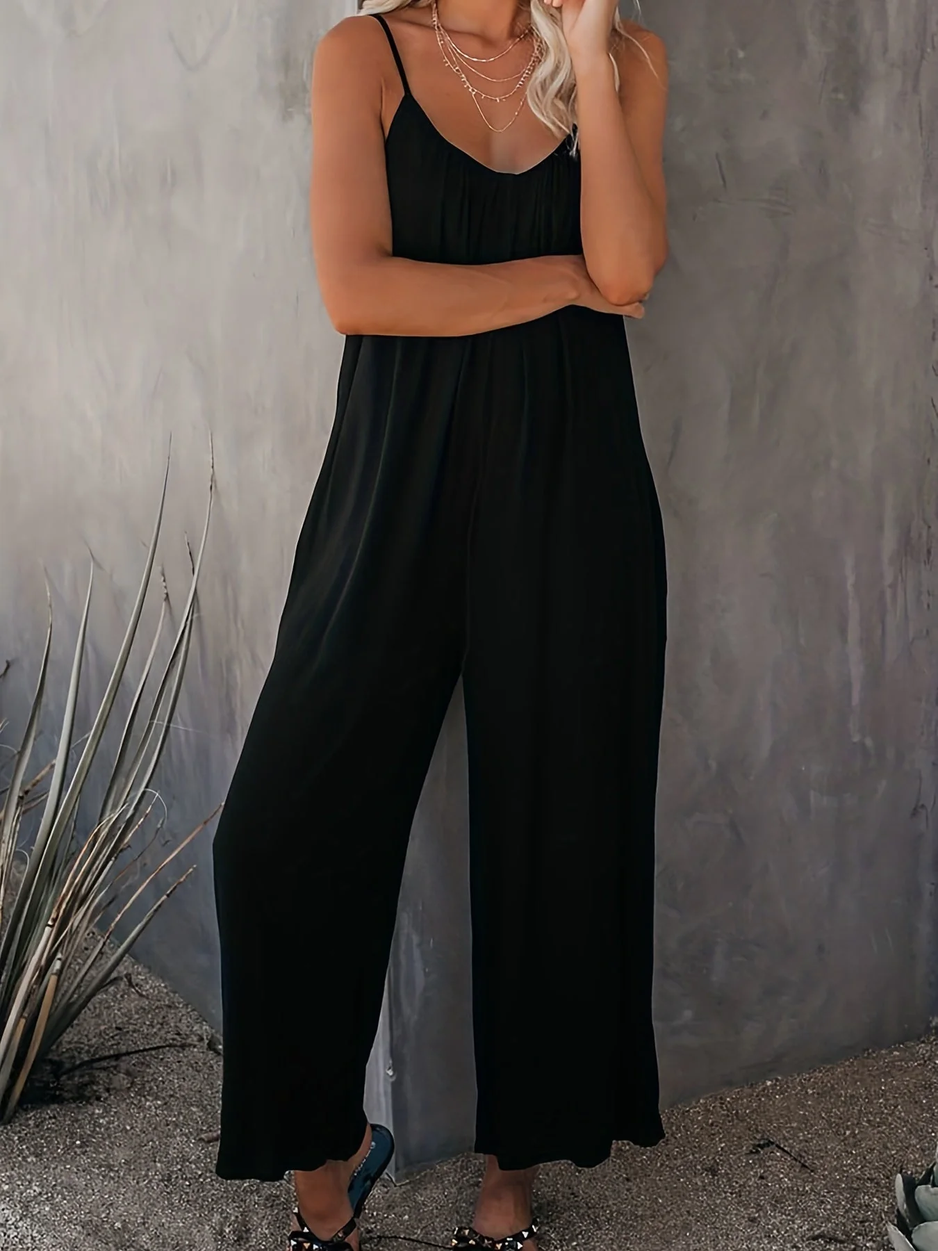 Combinaison ample décontractée femme style été à bretelles fines et poches – Look chic et confortable pour vacances ou ville - Image 9