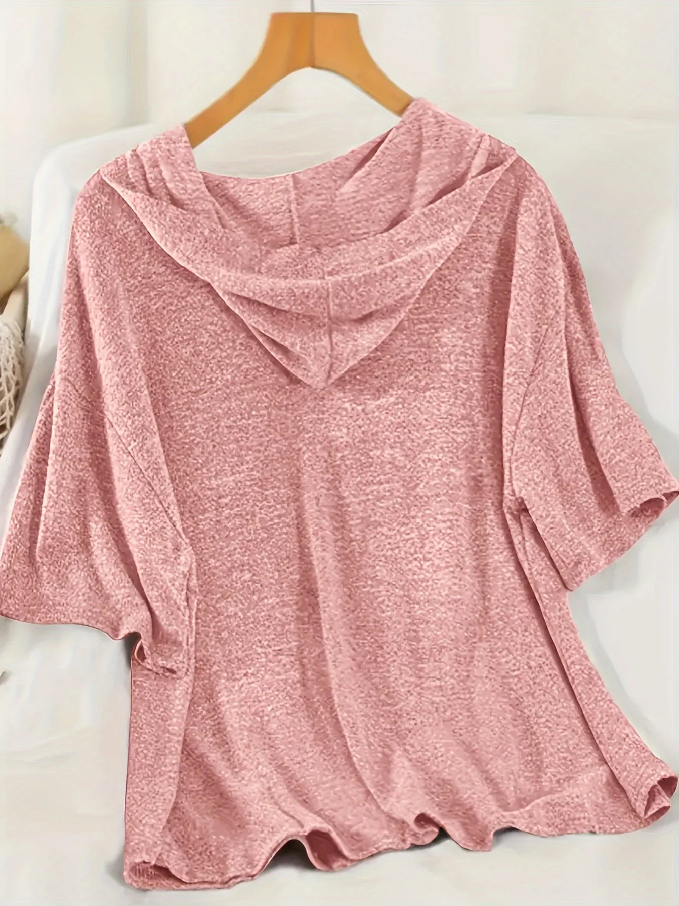 Ensemble décontracté à capuche pour femme - T-shirt ample et short pour détente et loisirs - Image 4