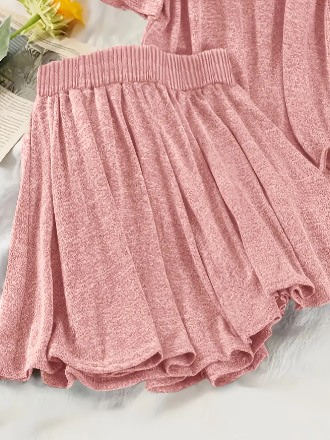 Ensemble décontracté à capuche pour femme - T-shirt ample et short pour détente et loisirs - Image 6