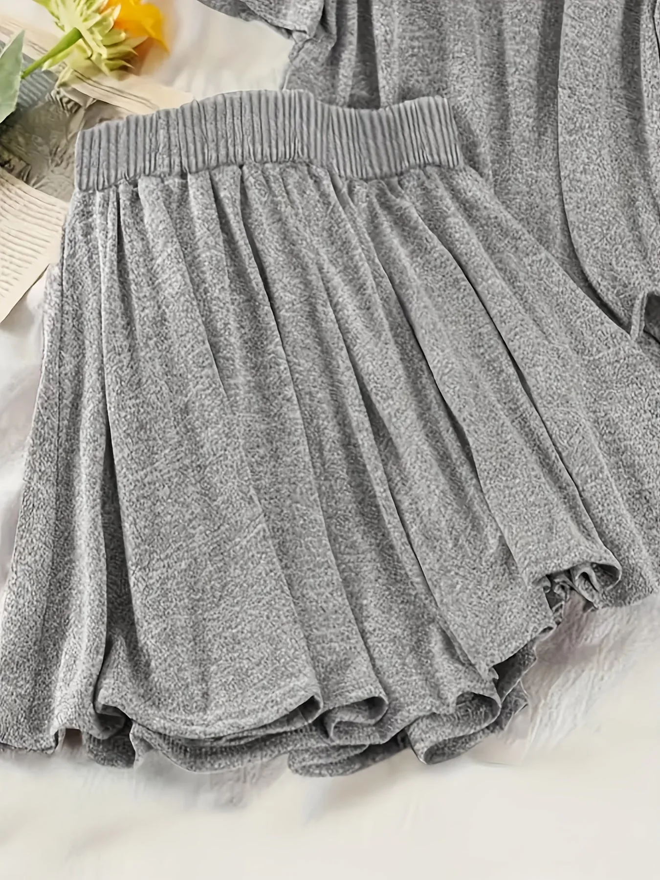 Ensemble décontracté à capuche pour femme - T-shirt ample et short pour détente et loisirs - Image 7