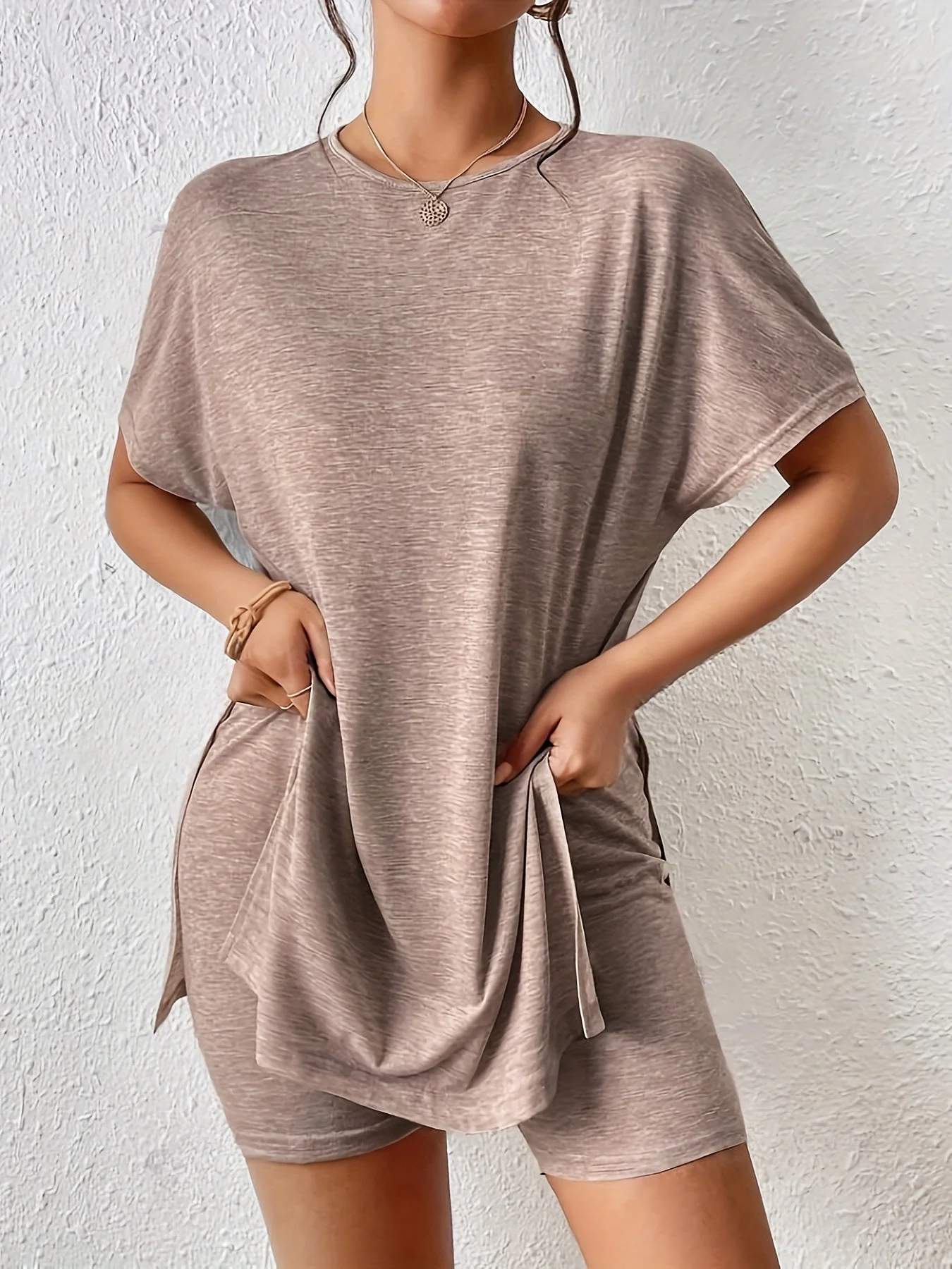 Ensemble décontracté femme short et t-shirt manches courtes style élégant, usage quotidien ou détente - Image 4