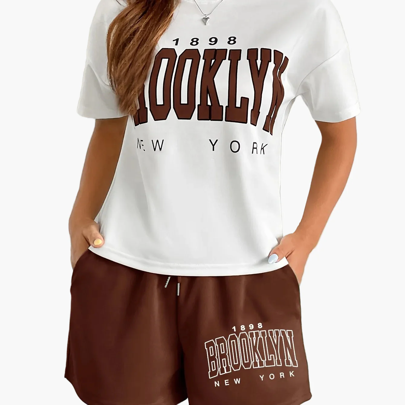 Ensemble décontracté femme style université avec t-shirt et short imprimé Brooklyn New York - Image 12