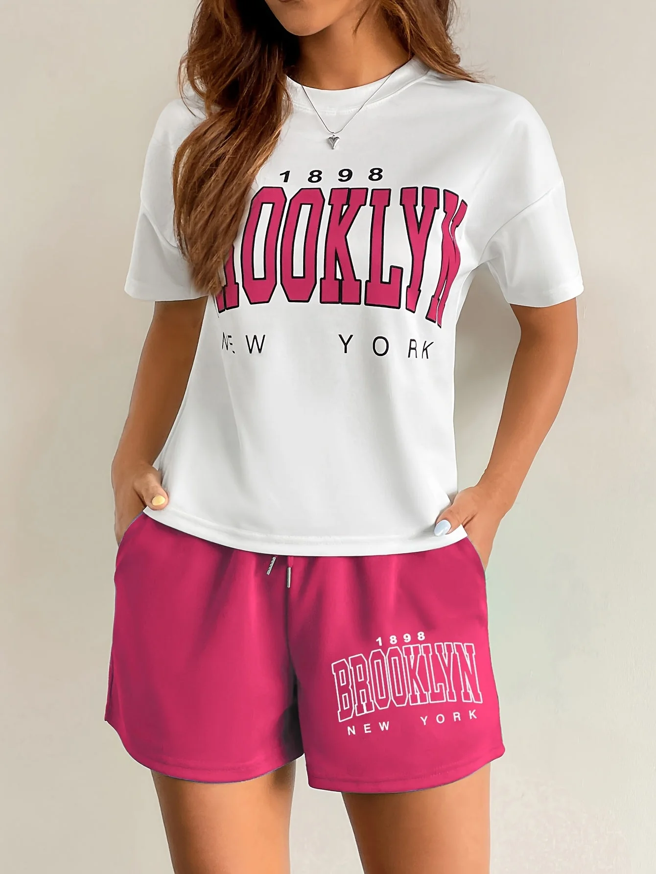 Ensemble décontracté femme style université avec t-shirt et short imprimé Brooklyn New York - Image 3