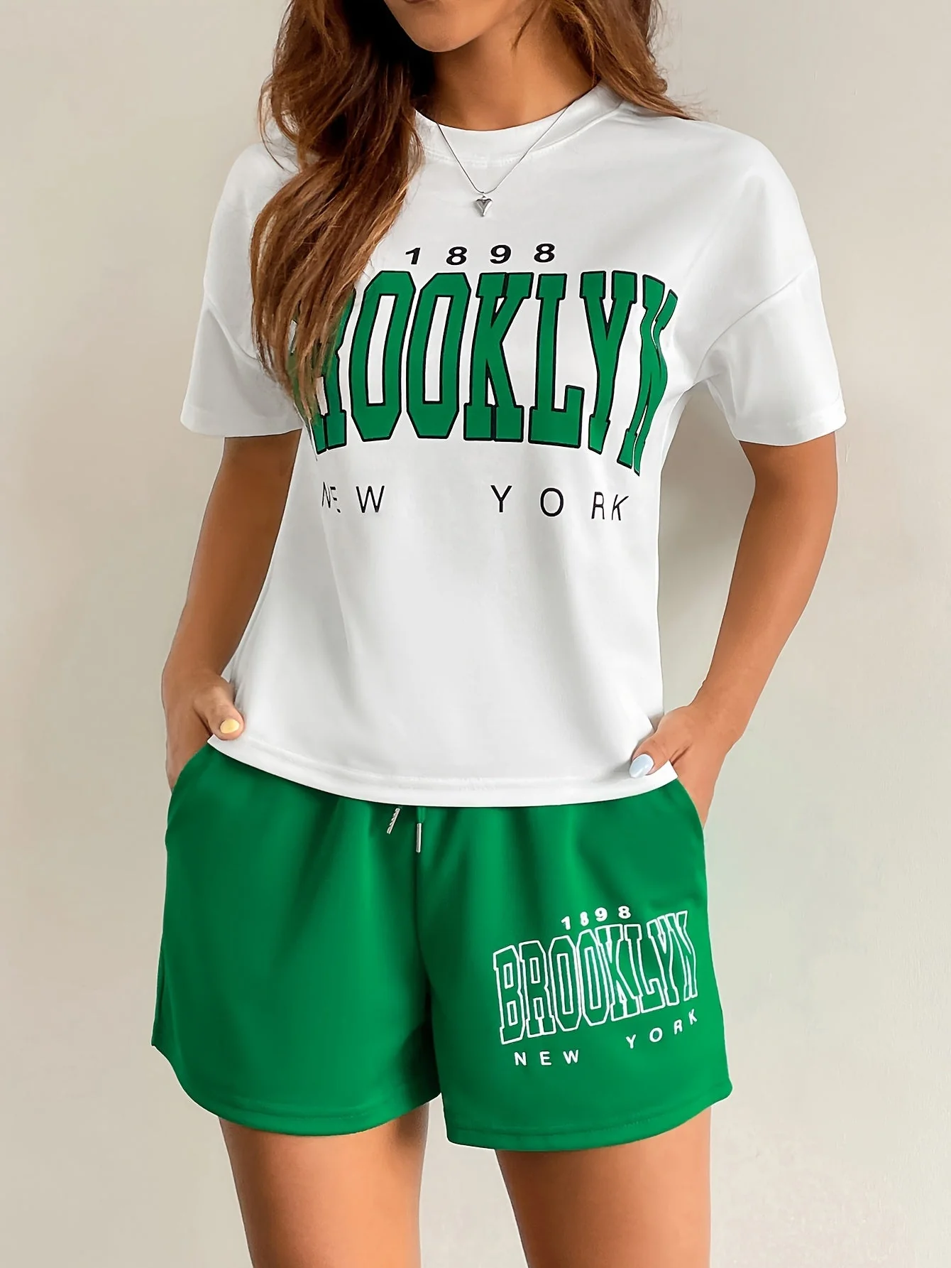 Ensemble décontracté femme style université avec t-shirt et short imprimé Brooklyn New York - Image 4