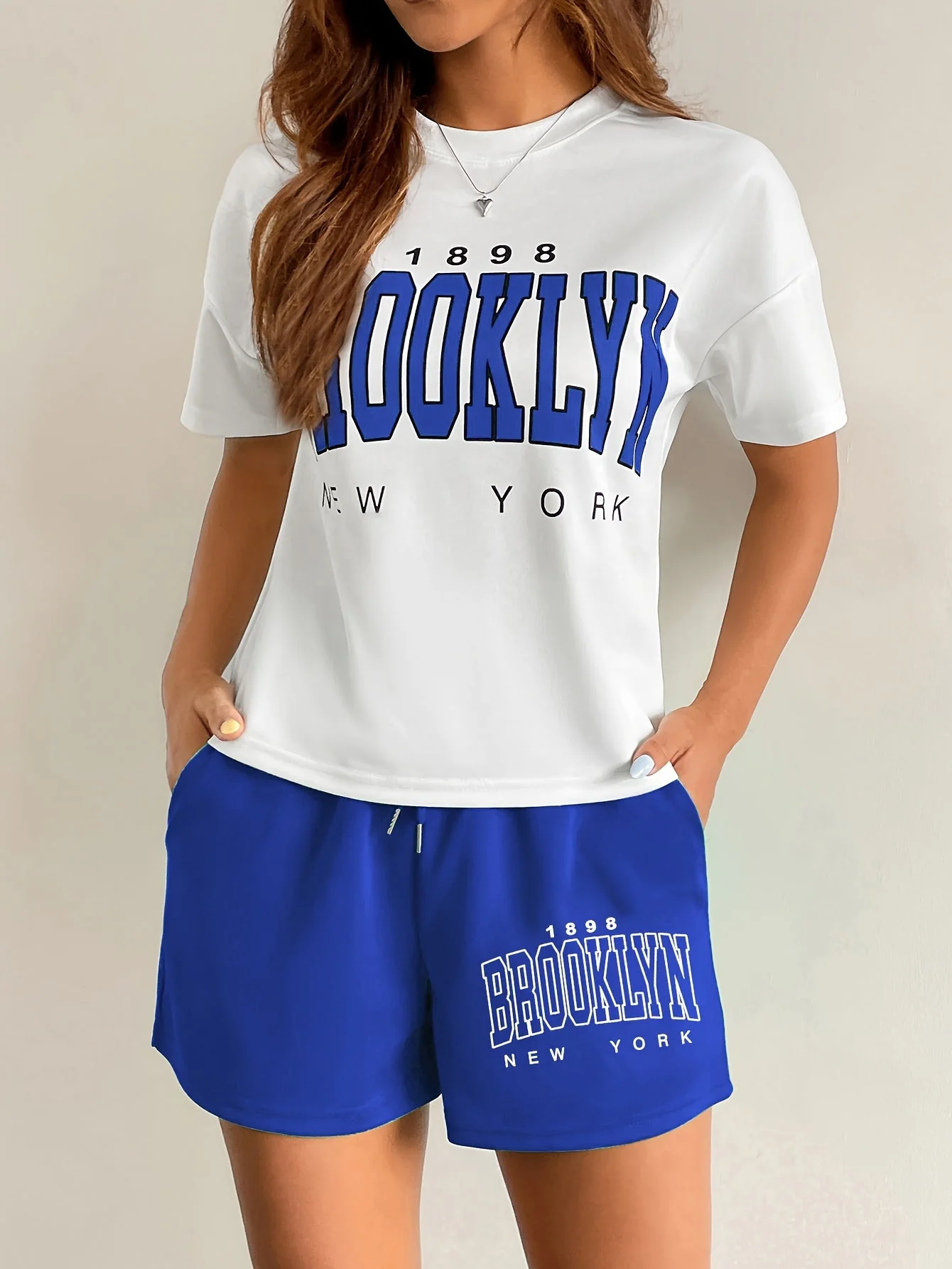 Ensemble décontracté femme style université avec t-shirt et short imprimé Brooklyn New York - Image 5