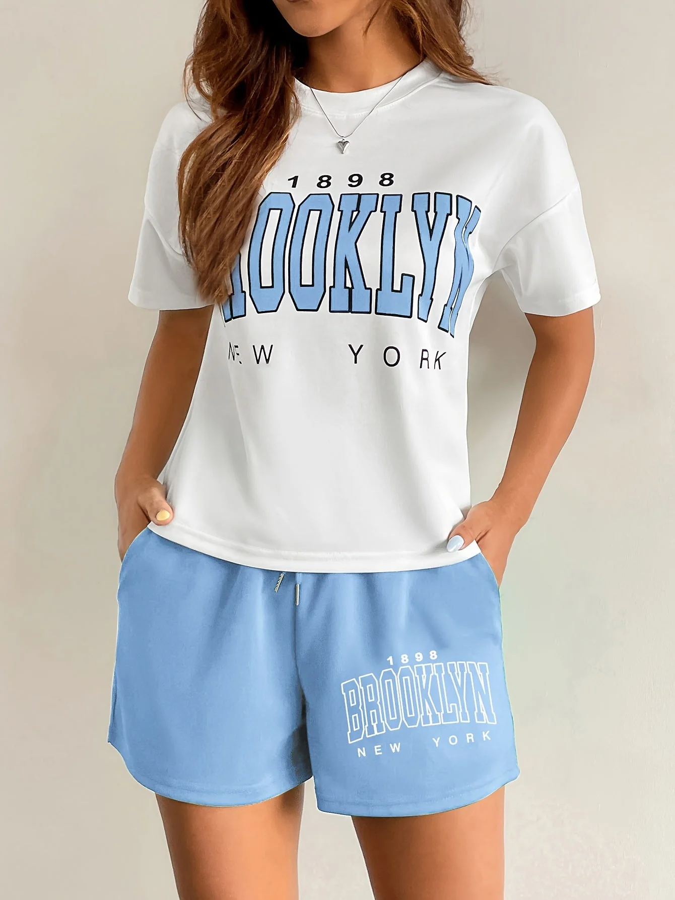 Ensemble décontracté femme style université avec t-shirt et short imprimé Brooklyn New York - Image 6