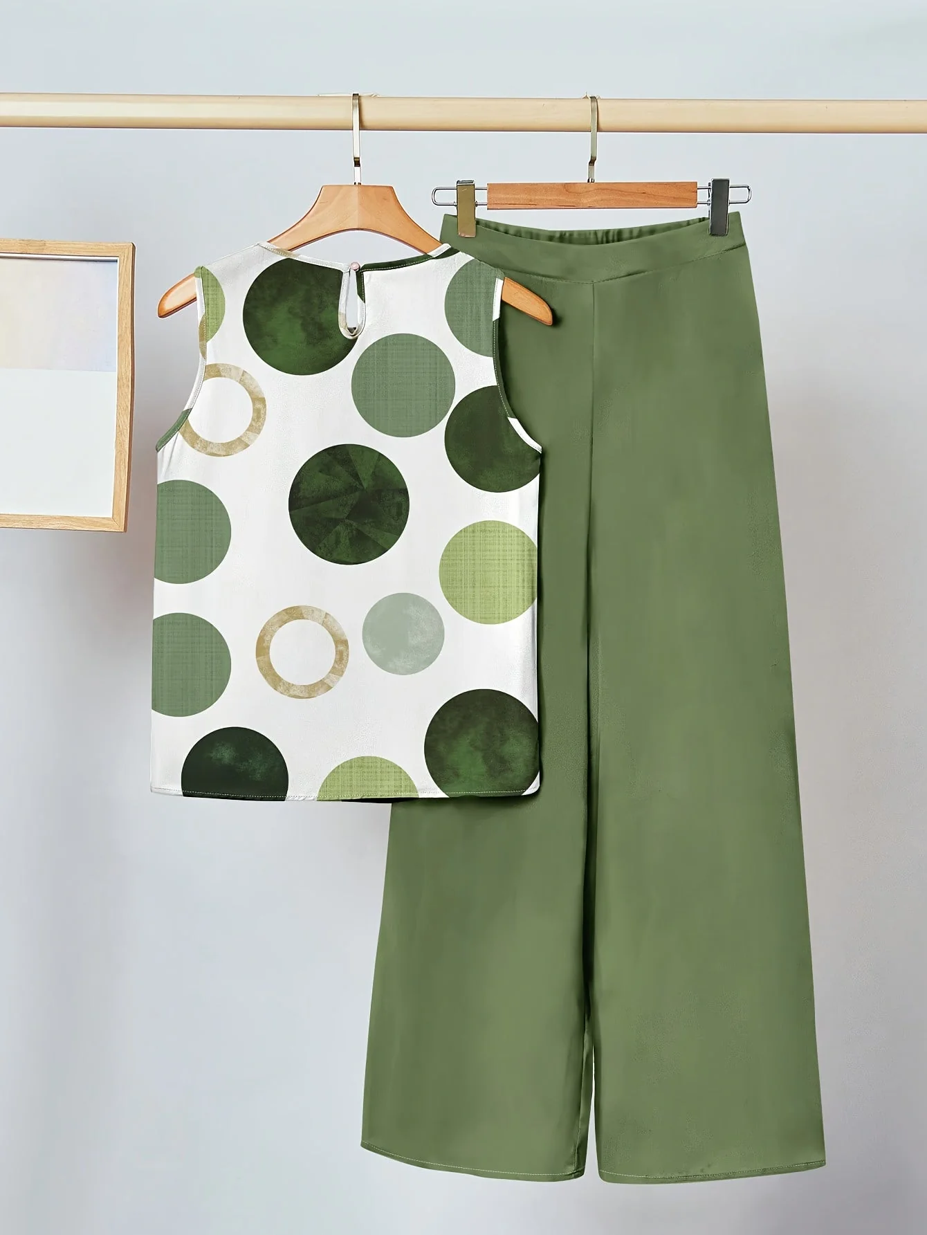 Ensemble décontracté femme – Tenue chic tropicale à motif feuillage, style ample idéal été et vacances - Image 2