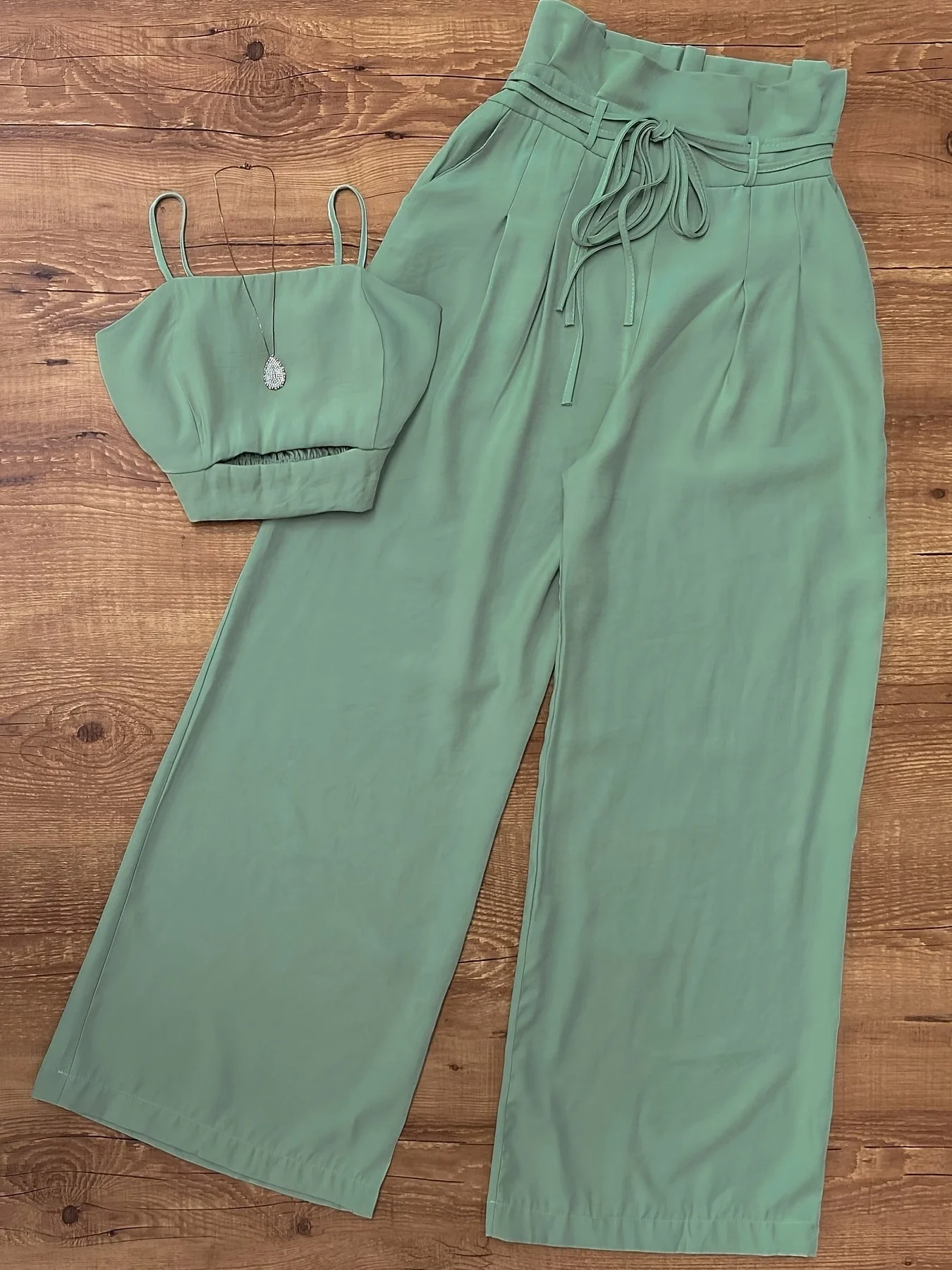 Ensemble élégant pour femme, top court à bretelles et pantalon taille haute, style chic et décontracté - Image 2