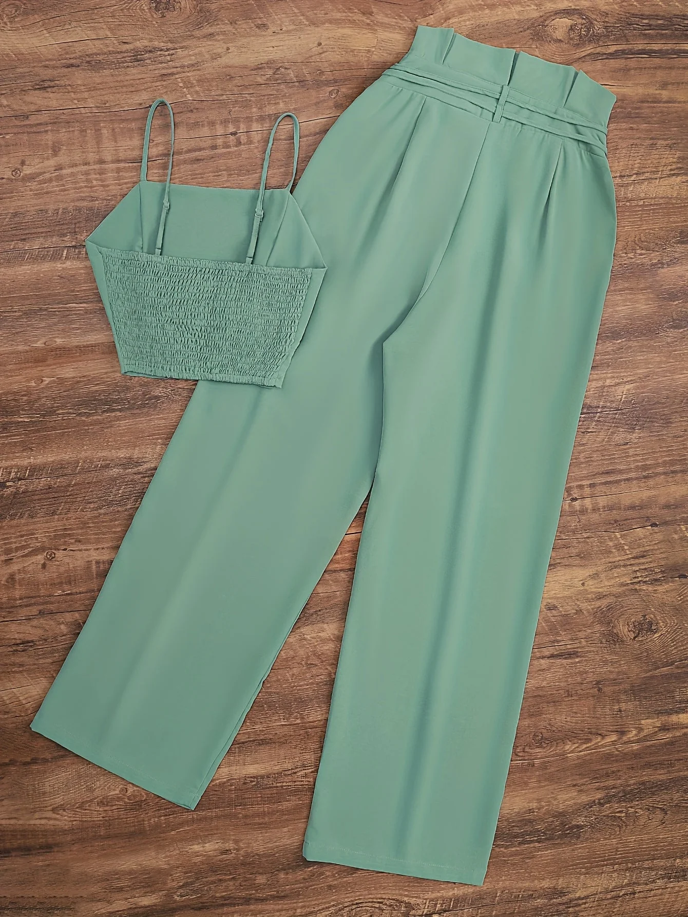 Ensemble élégant pour femme, top court à bretelles et pantalon taille haute, style chic et décontracté - Image 3