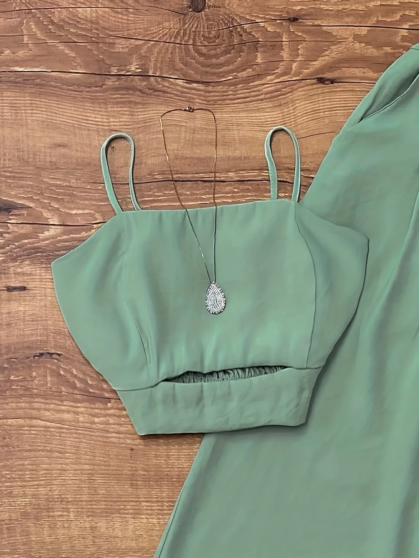 Ensemble élégant pour femme, top court à bretelles et pantalon taille haute, style chic et décontracté - Image 4