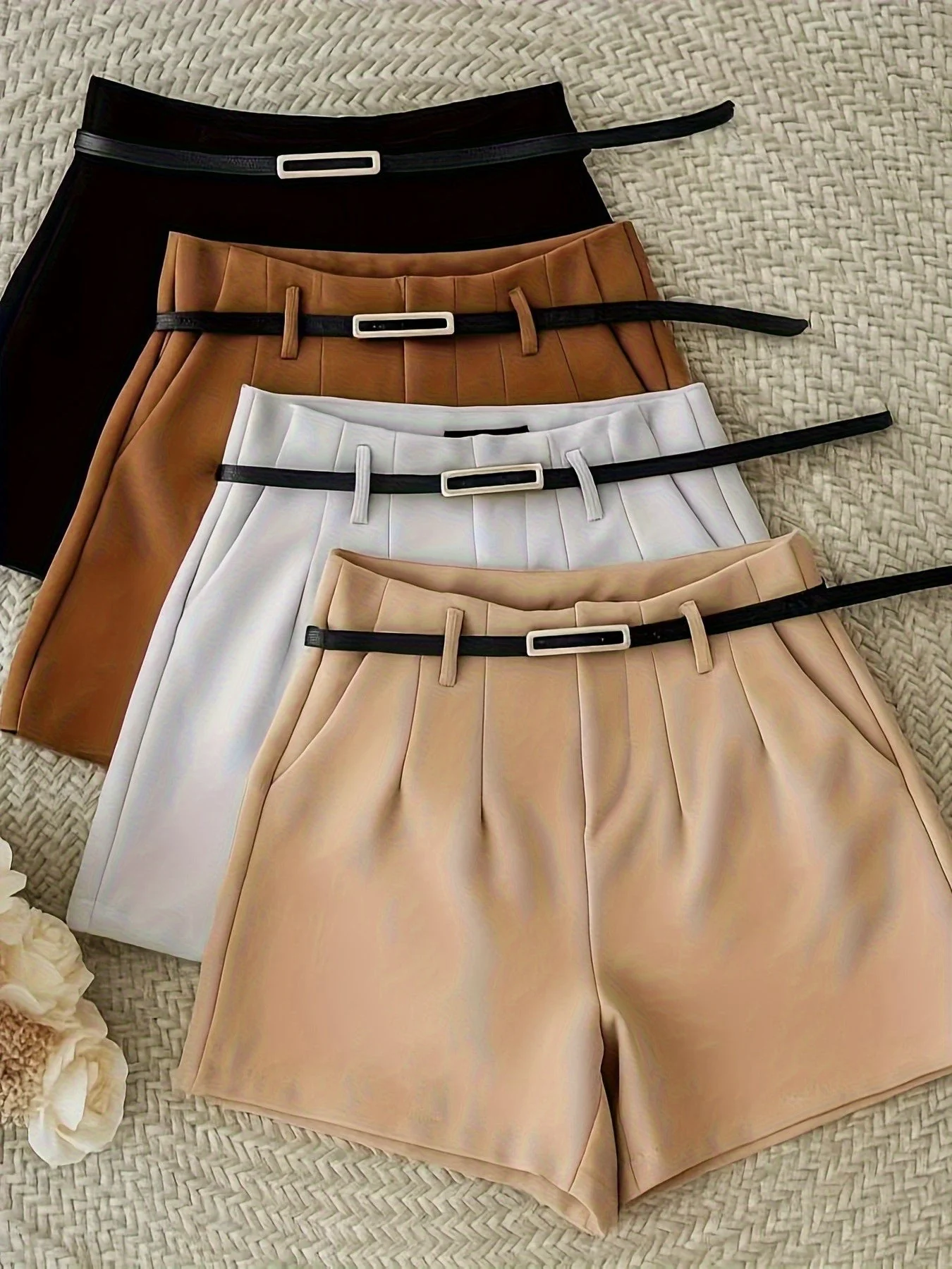 Ensemble élégant pour femme – Top court à bretelles larges et short taille haute avec ceinture – Tenue chic estivale - Image 2