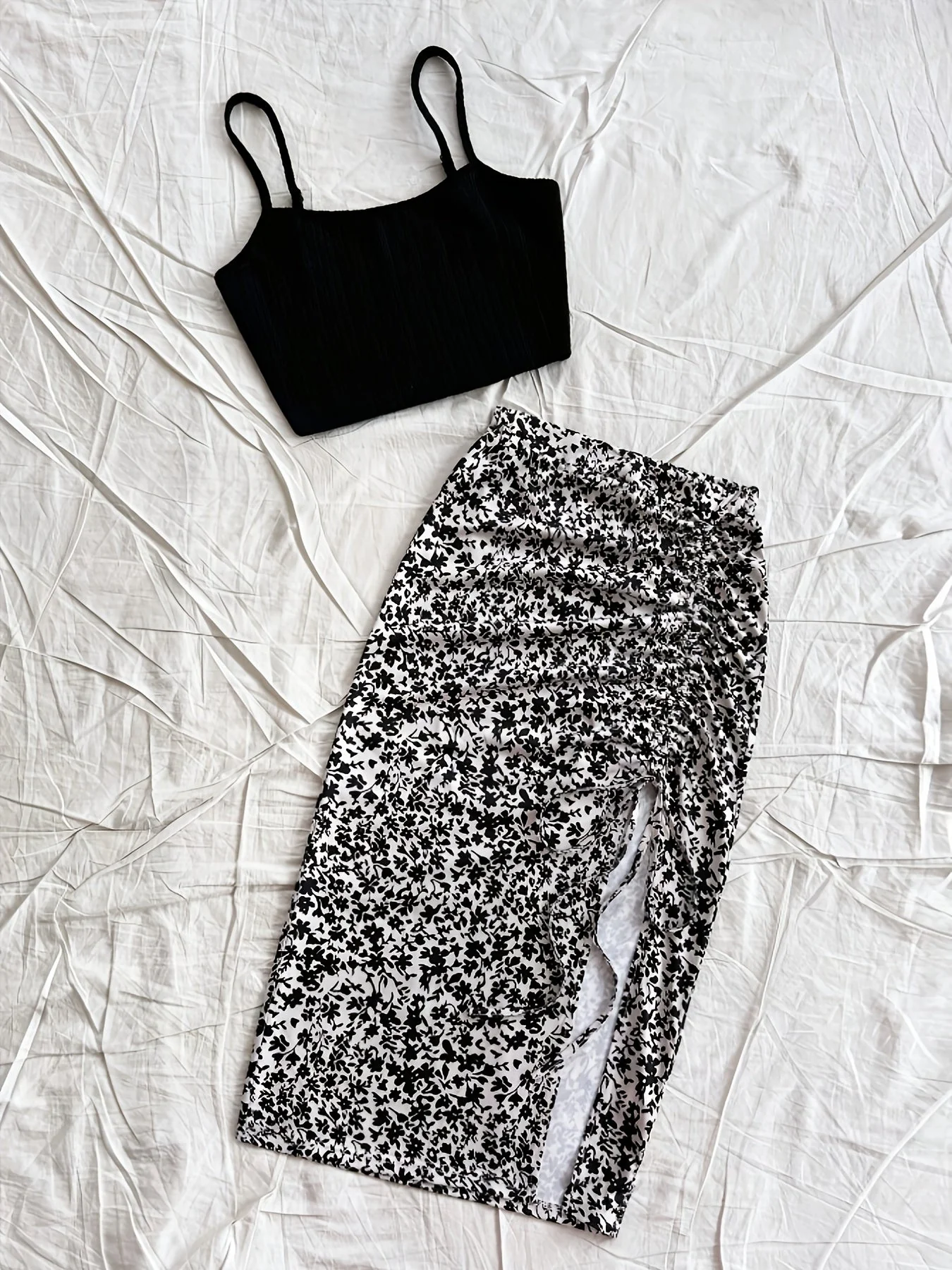 Ensemble féminin jupe à fleurs et top à bretelles style vacances élégantes - Image 2