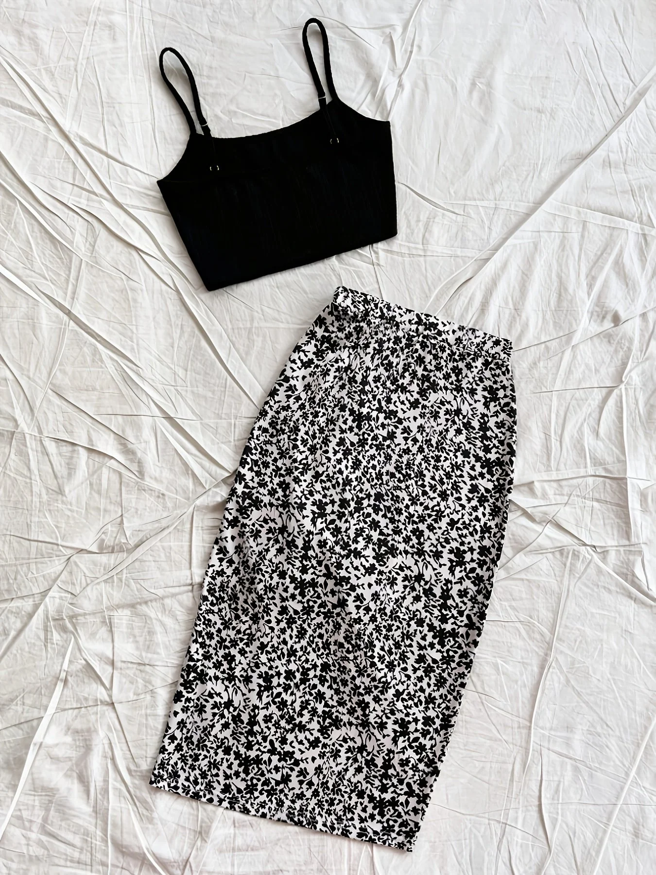Ensemble féminin jupe à fleurs et top à bretelles style vacances élégantes - Image 3