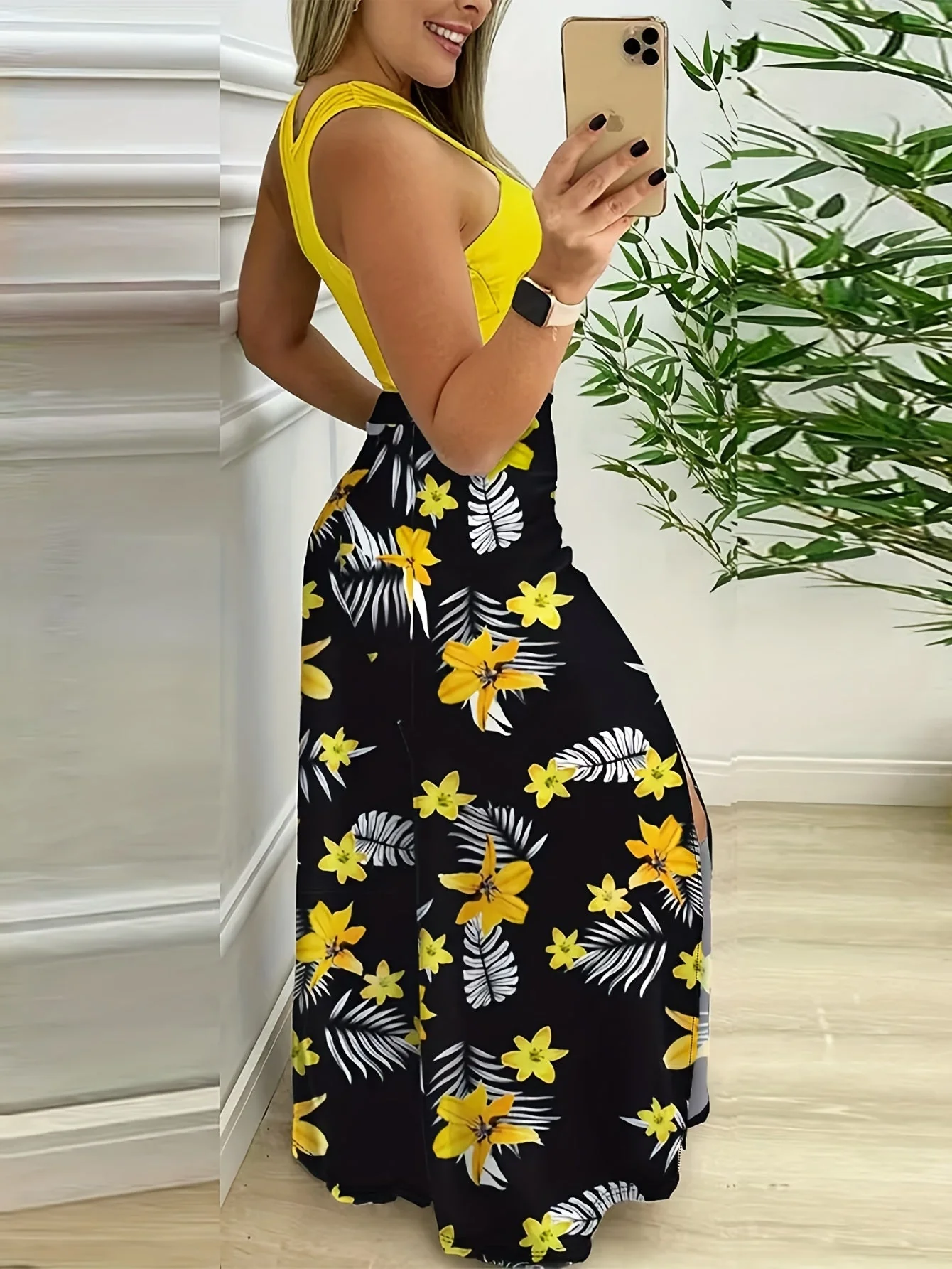 Ensemble féminin jupe longue fendue à motifs tropicaux et crop top élégant pour été - Image 3