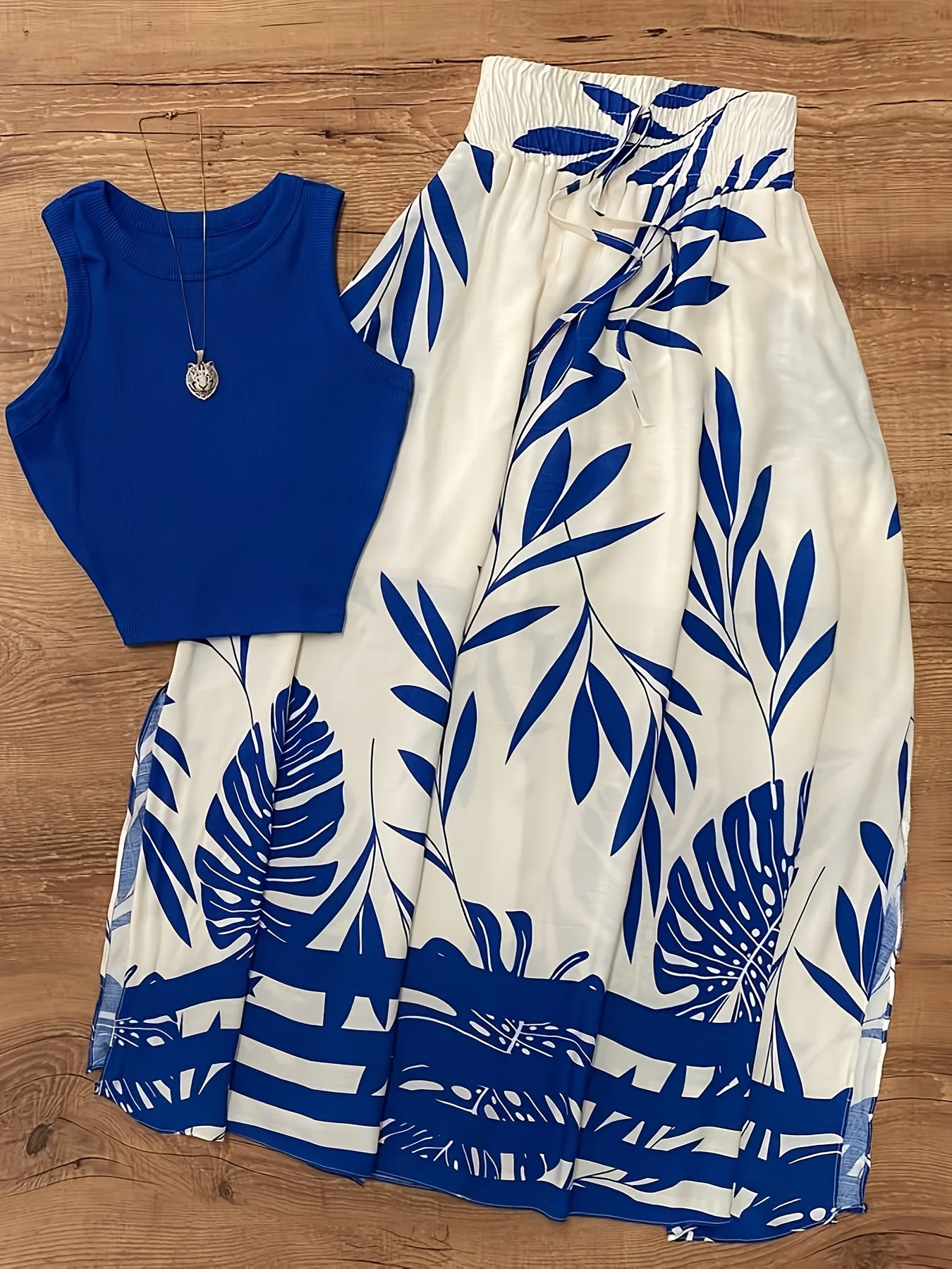 Ensemble féminin style vacances chic à motifs tropicaux - Haut sans manches et jupe longue avec taille froncée - Image 2