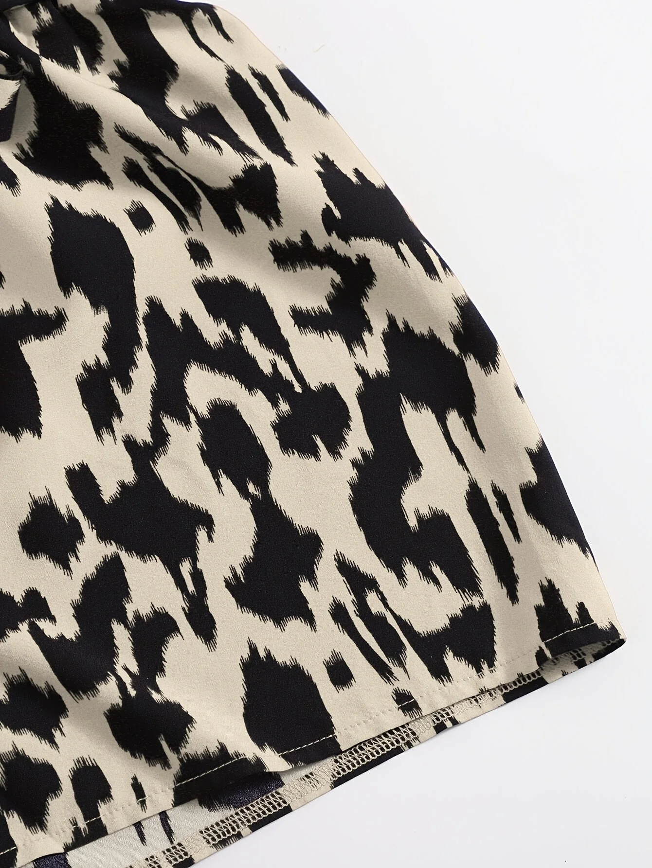 Ensemble femme élégant tendance – Top asymétrique et short imprimé léopard, style estival - Image 10