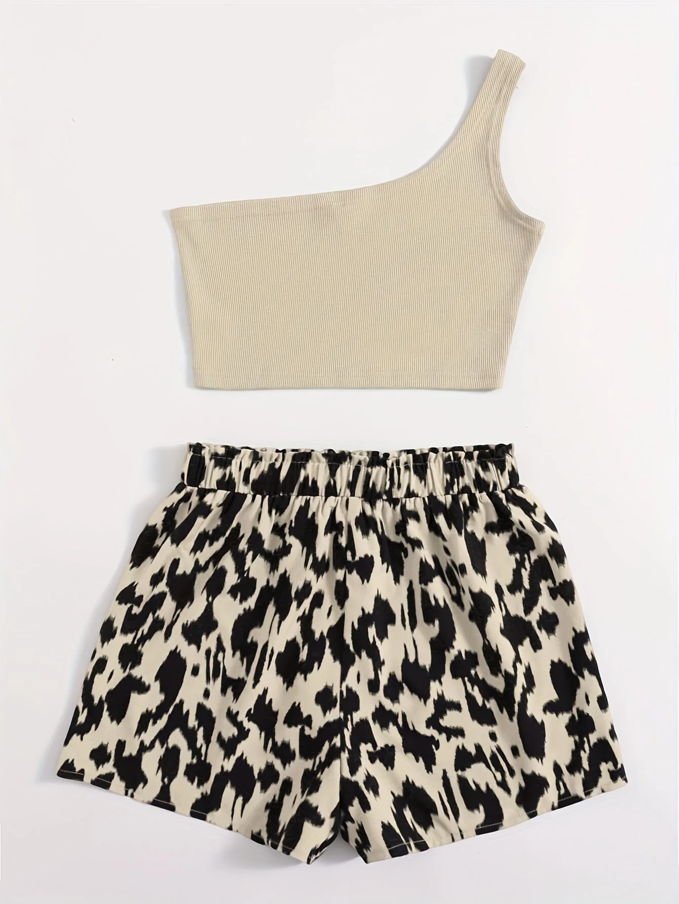 Ensemble femme élégant tendance – Top asymétrique et short imprimé léopard, style estival - Image 2