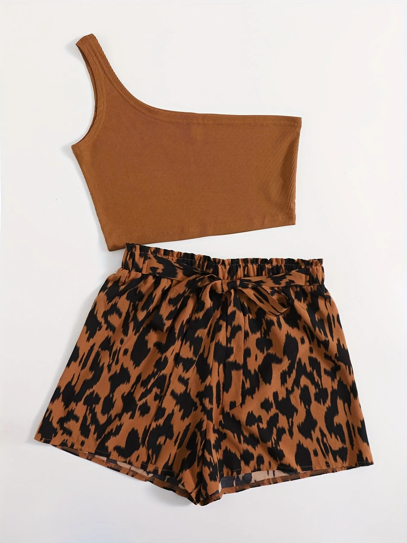 Ensemble femme élégant tendance – Top asymétrique et short imprimé léopard, style estival - Image 3
