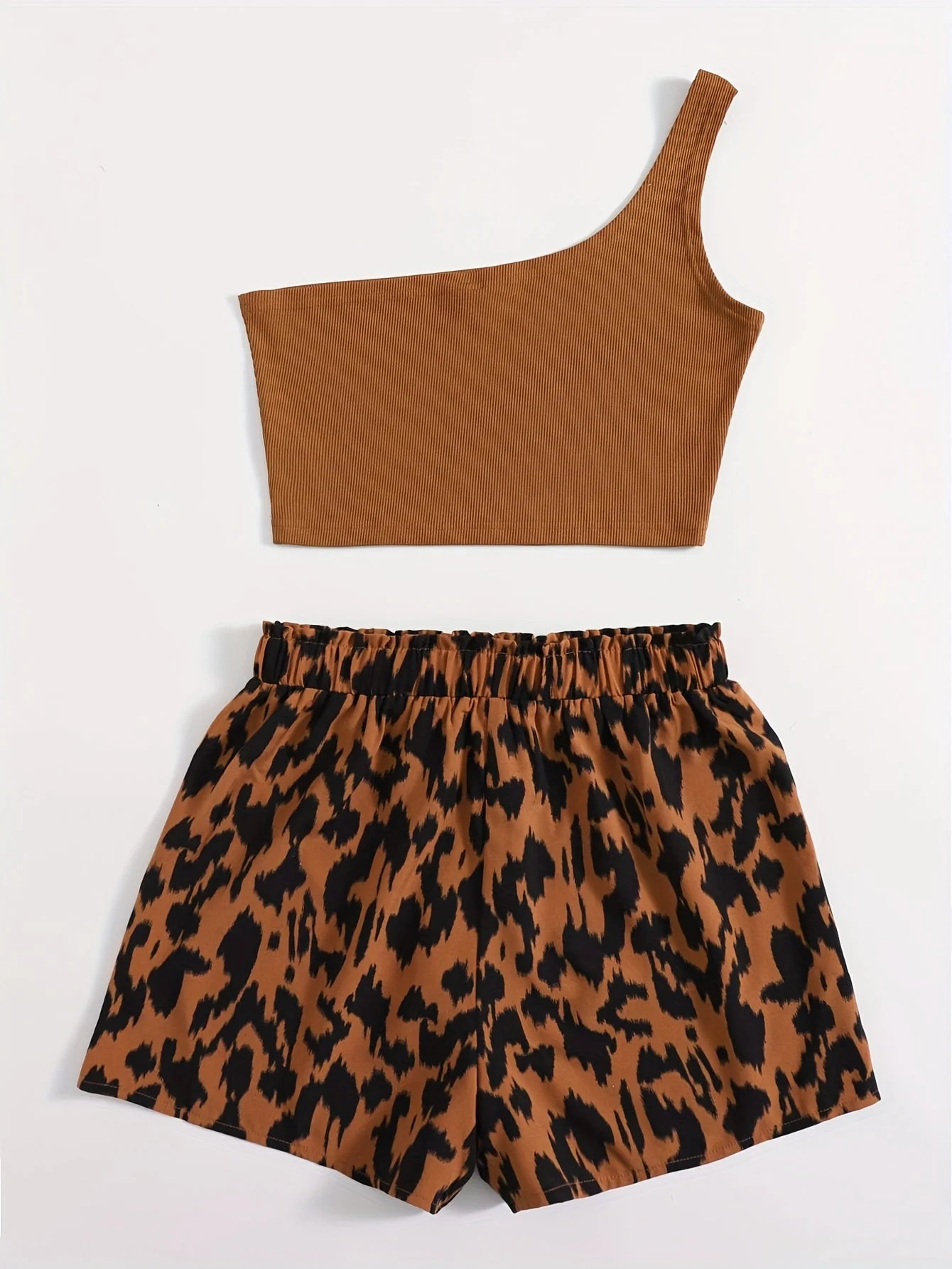 Ensemble femme élégant tendance – Top asymétrique et short imprimé léopard, style estival - Image 4