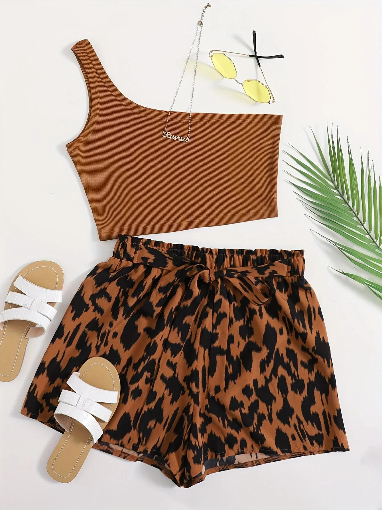 Ensemble femme élégant tendance – Top asymétrique et short imprimé léopard, style estival - Image 5