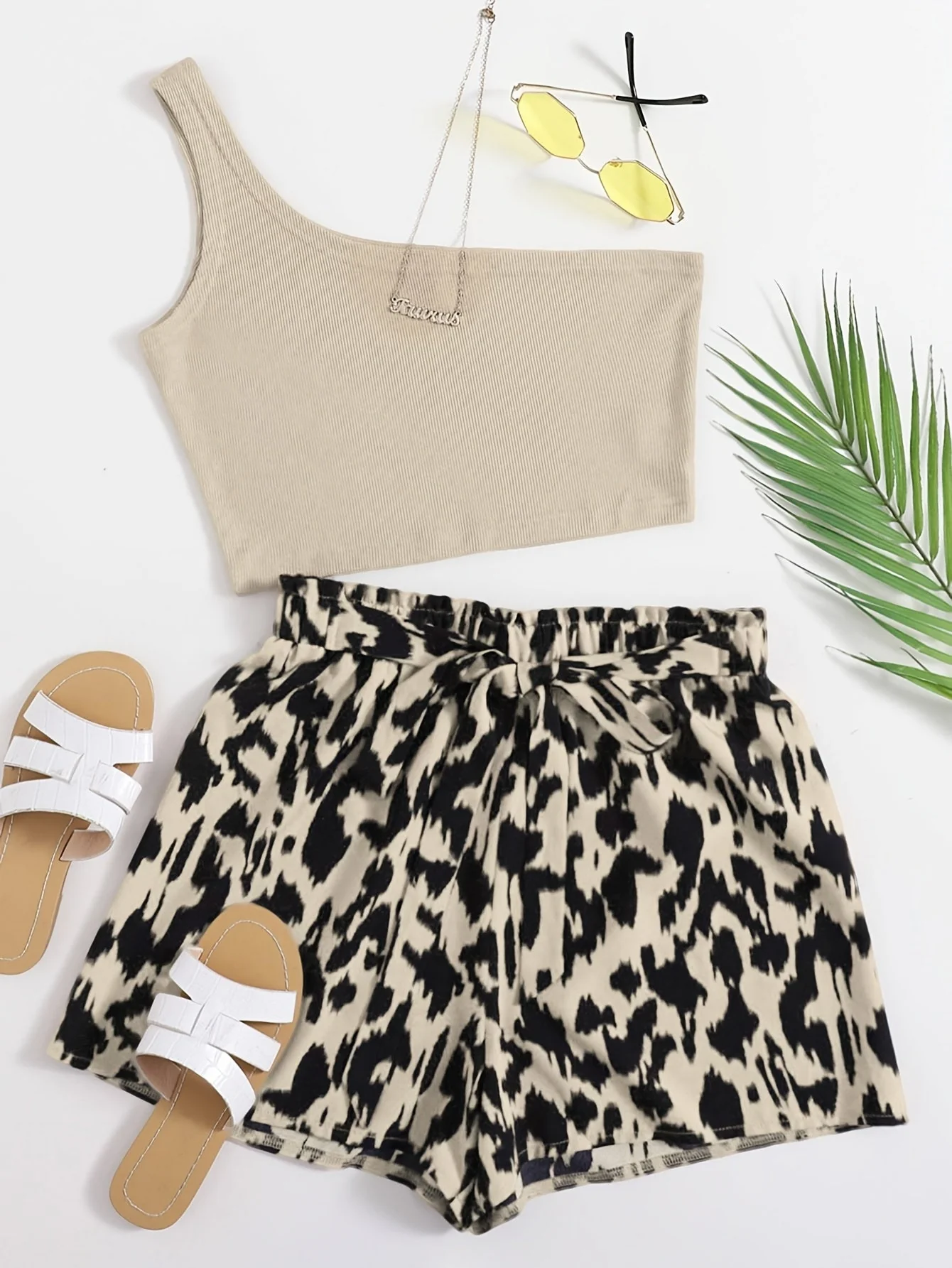 Ensemble femme élégant tendance – Top asymétrique et short imprimé léopard, style estival - Image 6