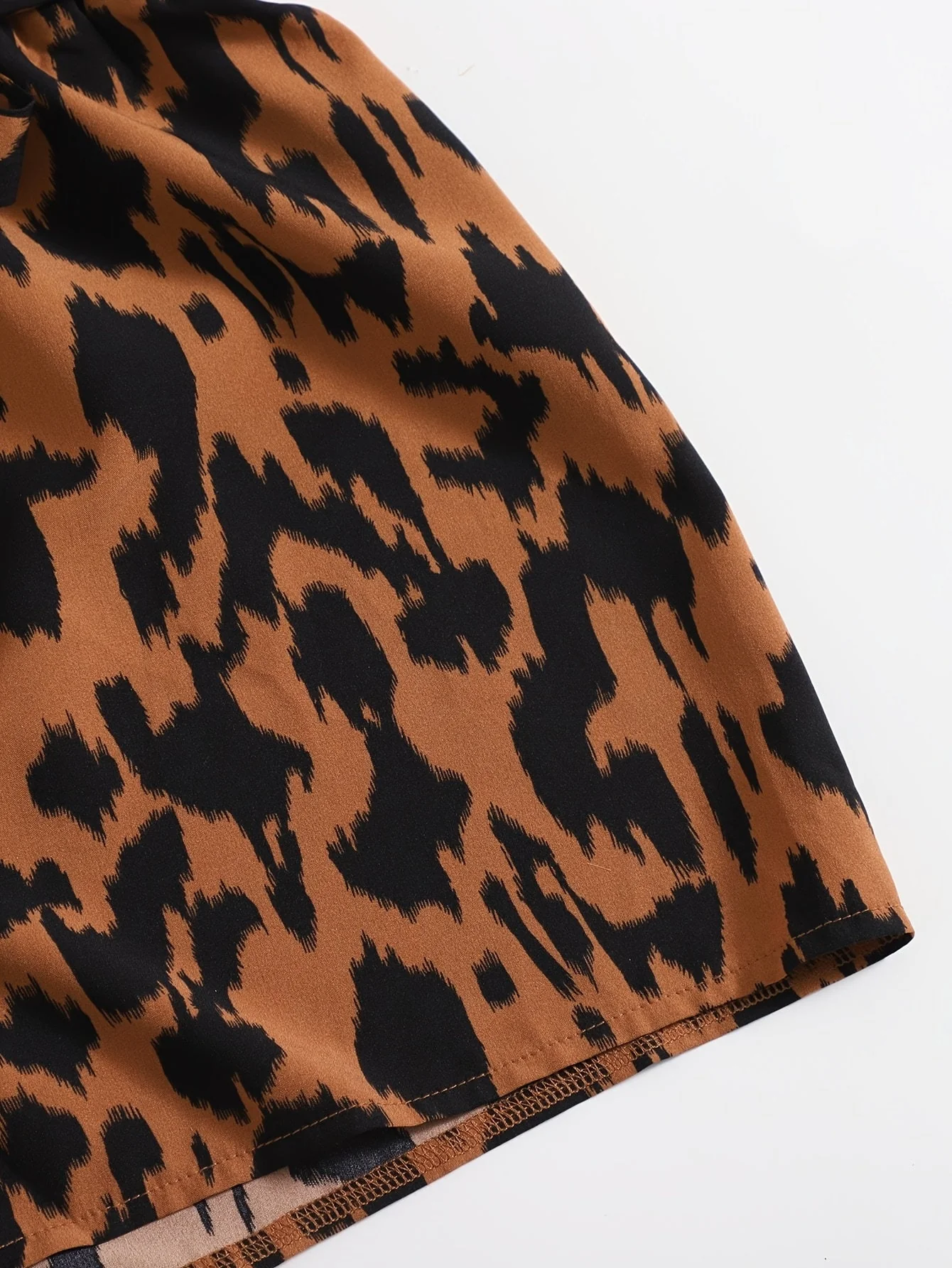 Ensemble femme élégant tendance – Top asymétrique et short imprimé léopard, style estival - Image 9